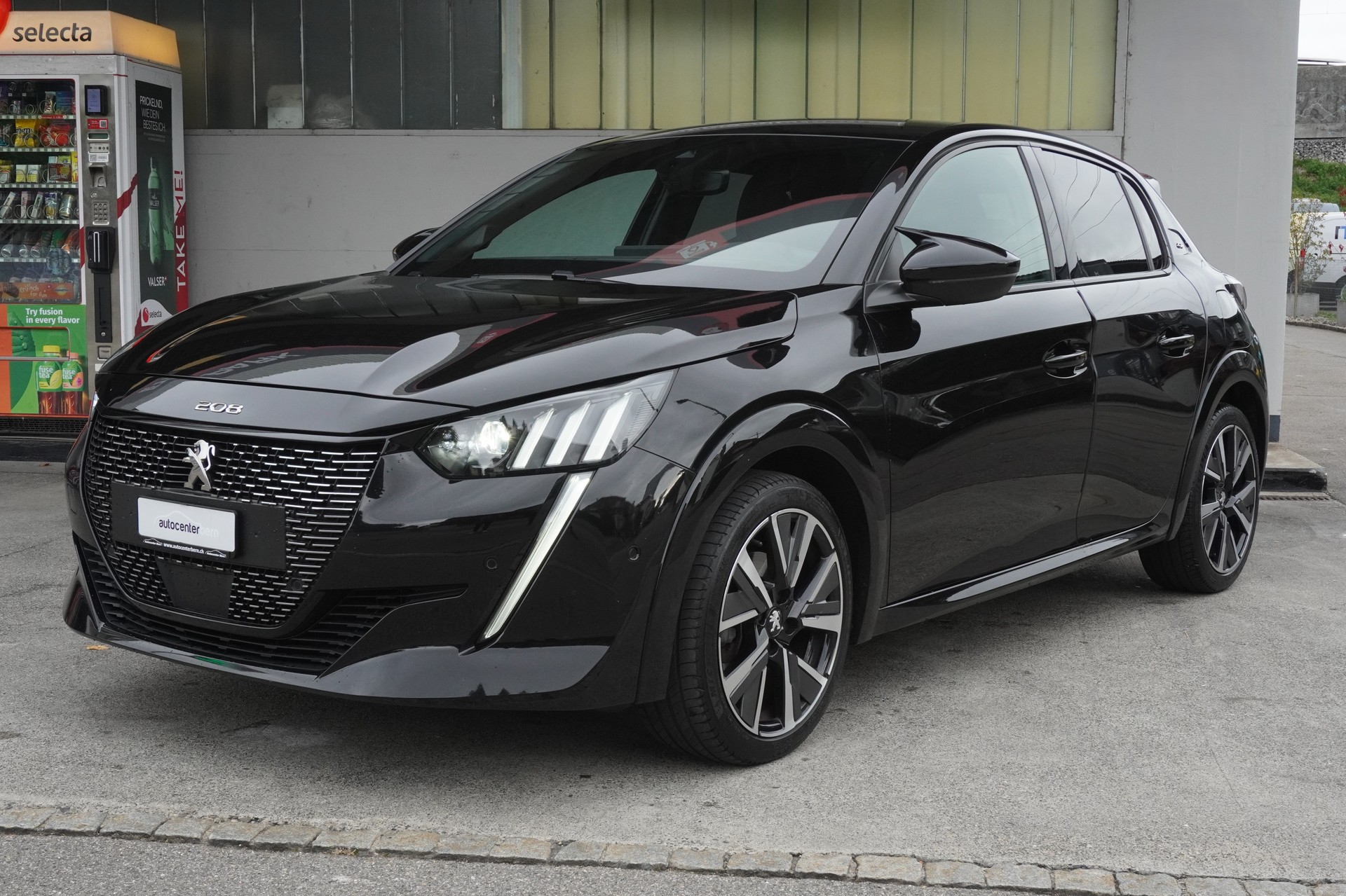 PEUGEOT 208 1.2 PureTech GT Line EAT8-image-1