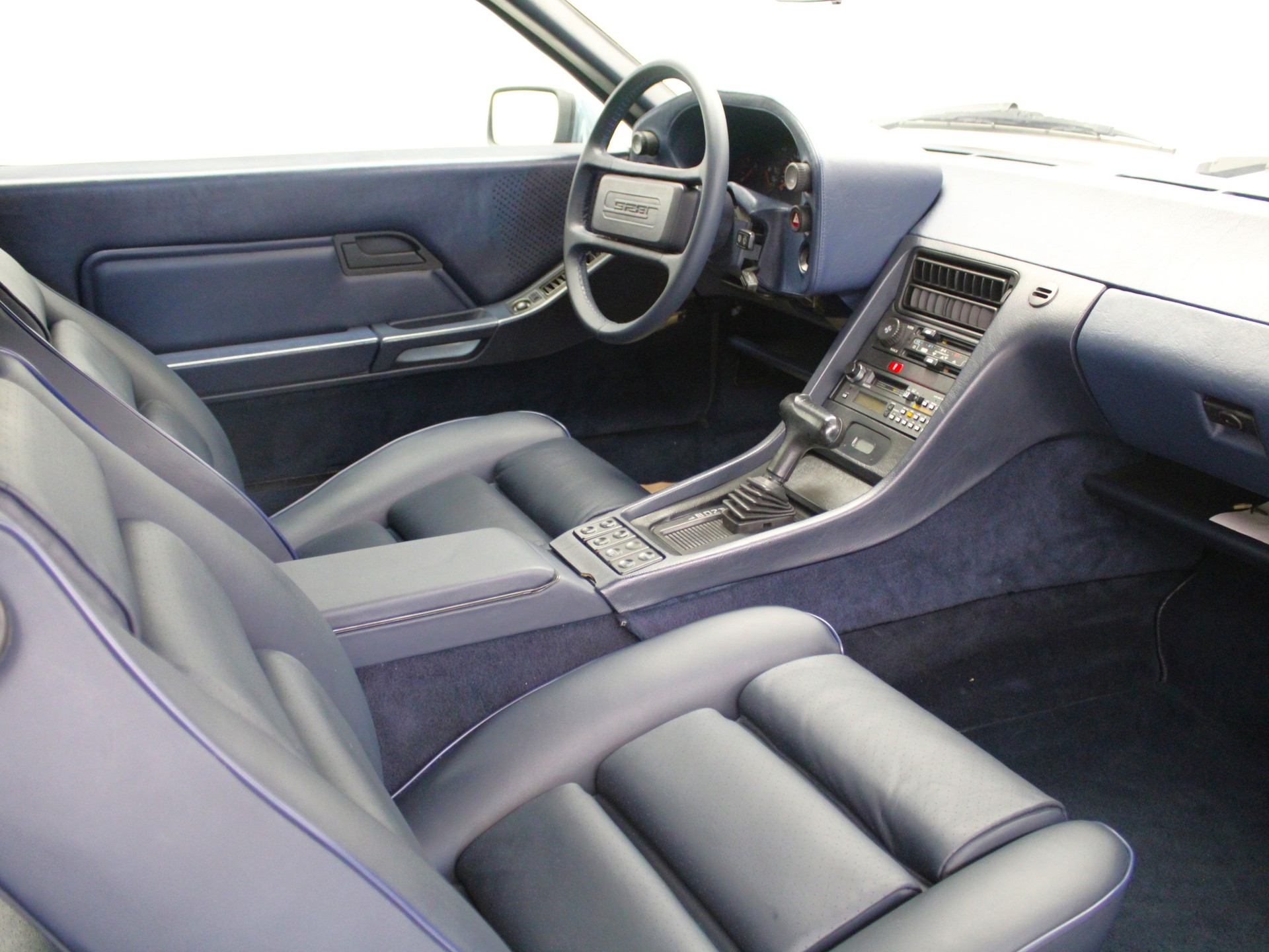 PORSCHE 928 S-image-5