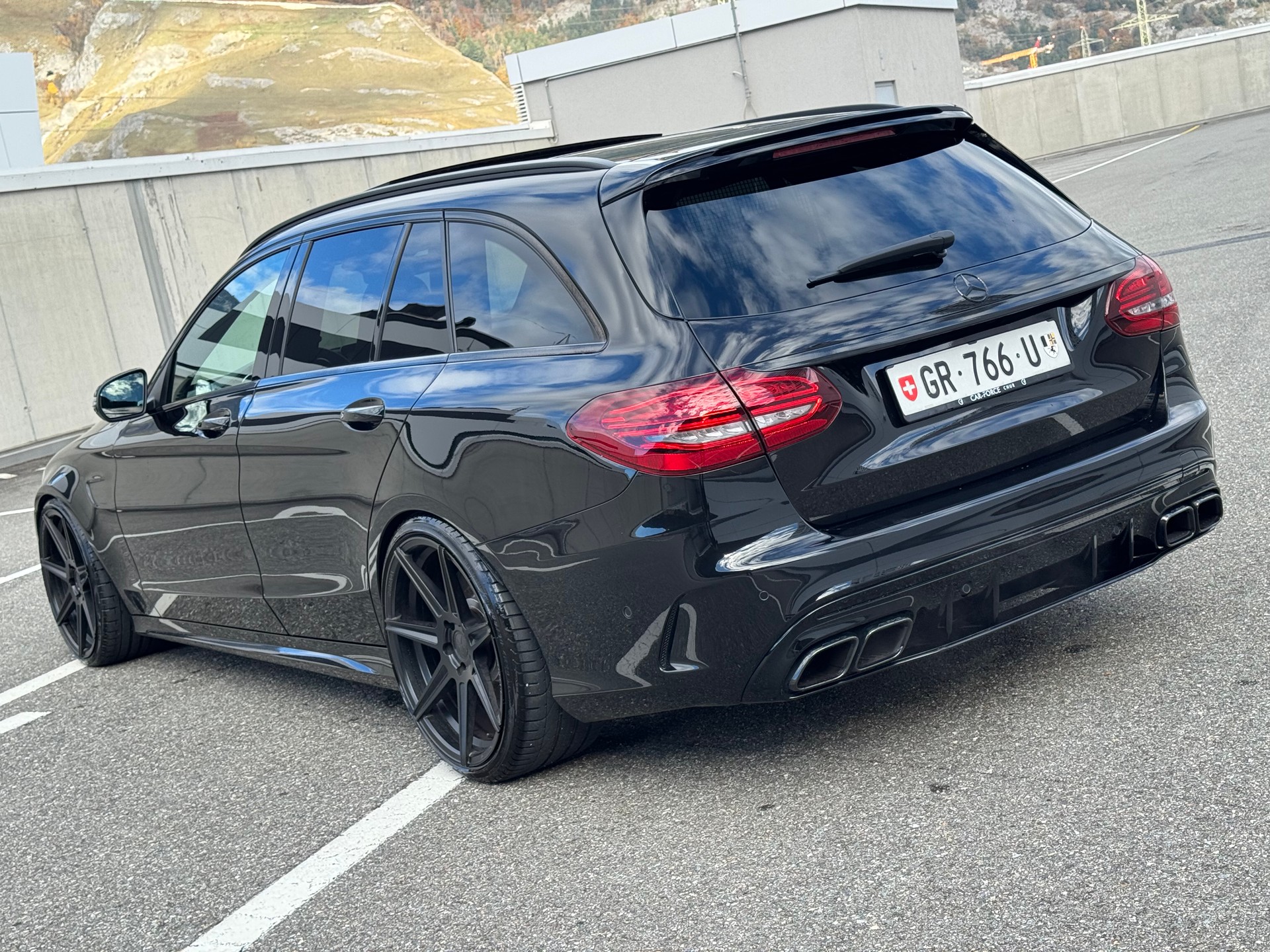 MERCEDES-BENZ C 63 S AMG Yellow Night Edition-showroom-element-3