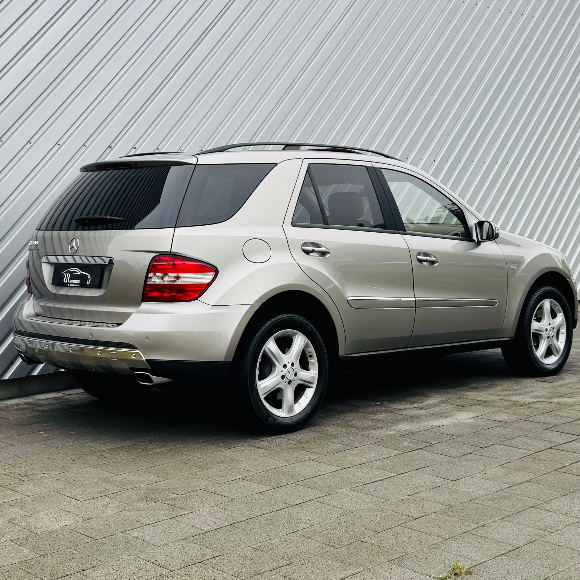 MERCEDES-BENZ ML 500 4Matic 7G-Tronic-showroom-element-2