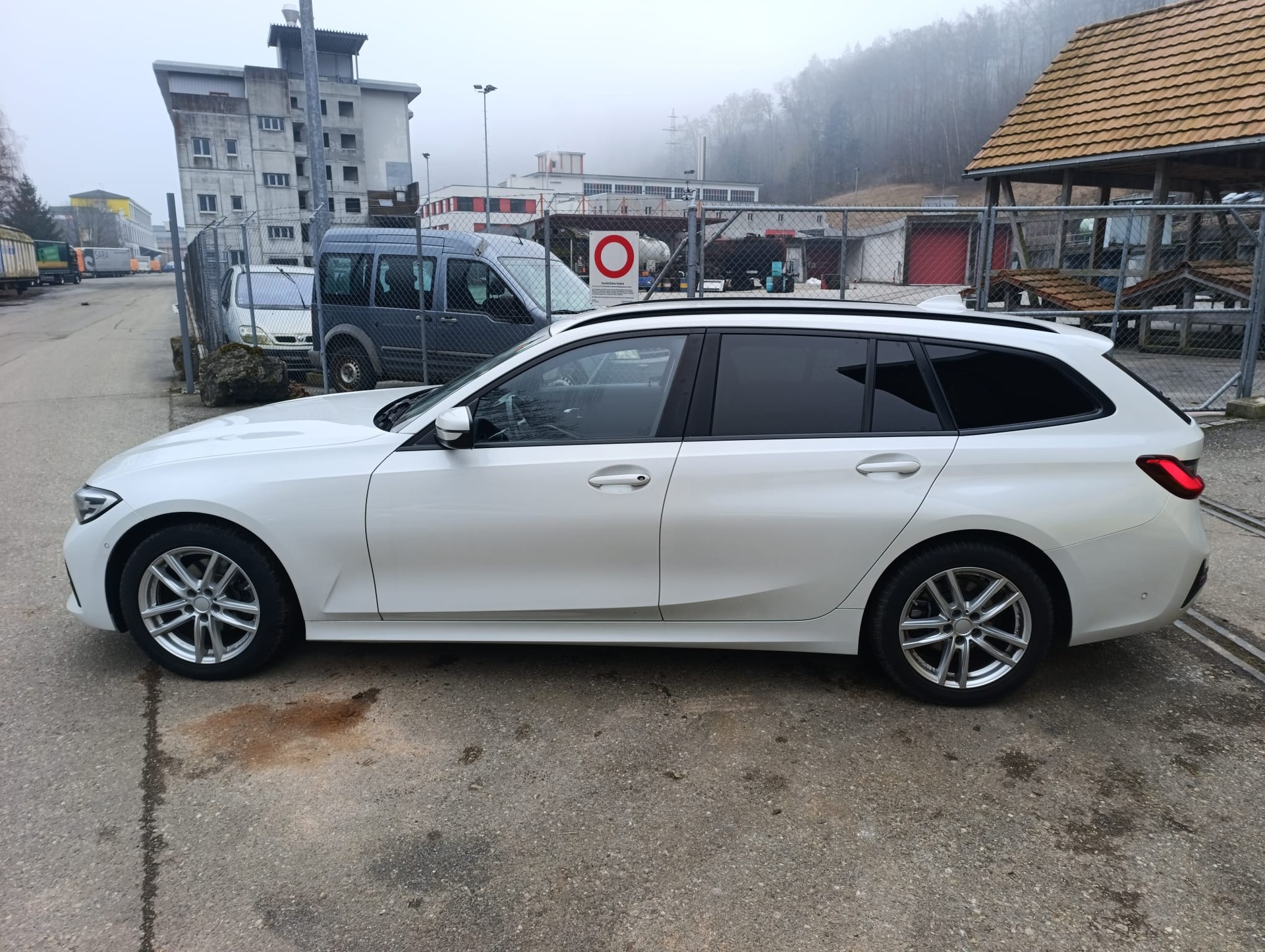 BMW 320d xDrive 48V Touring Steptronic-image-4