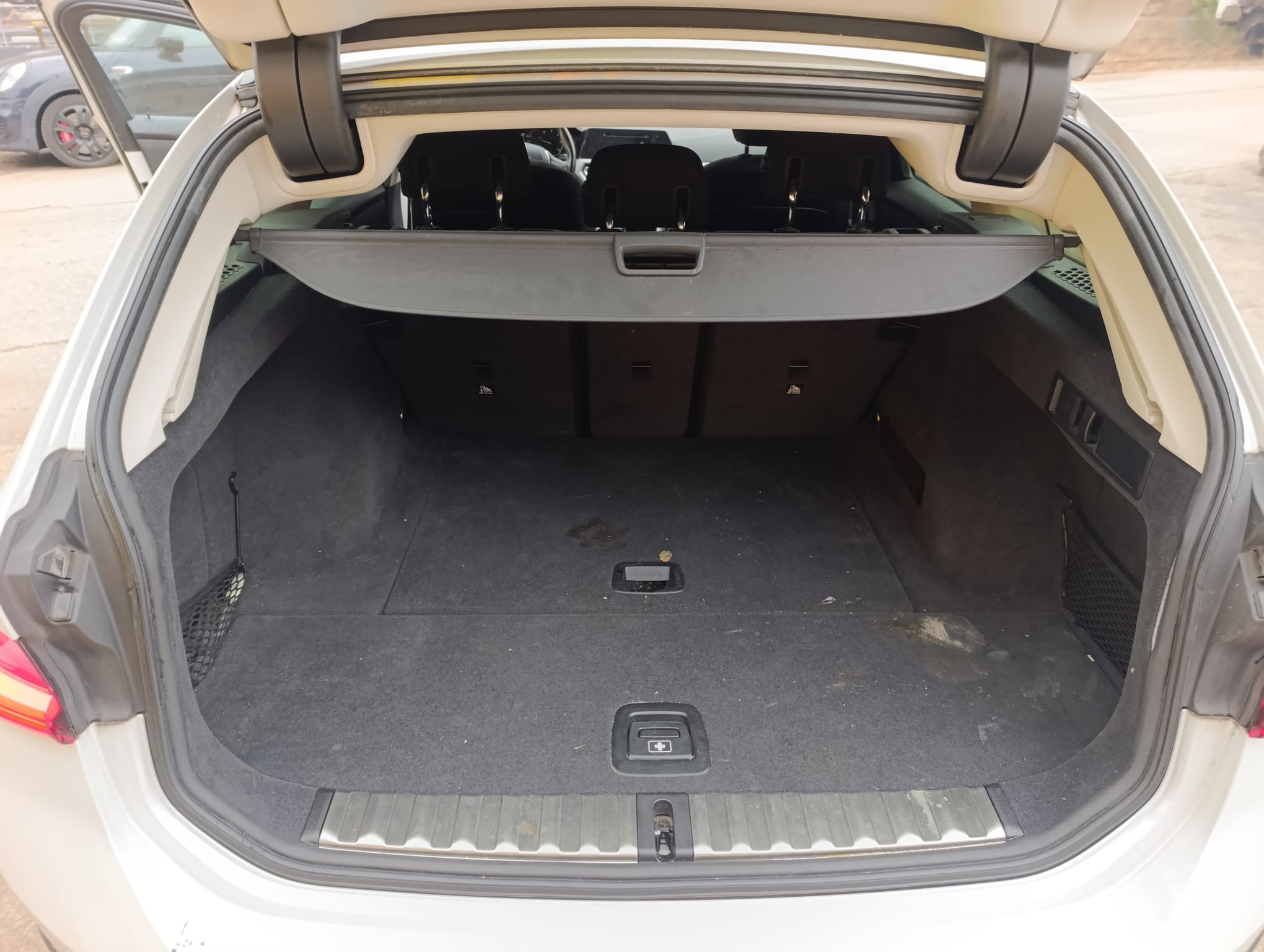 BMW 320d xDrive 48V Touring Steptronic — slika 10