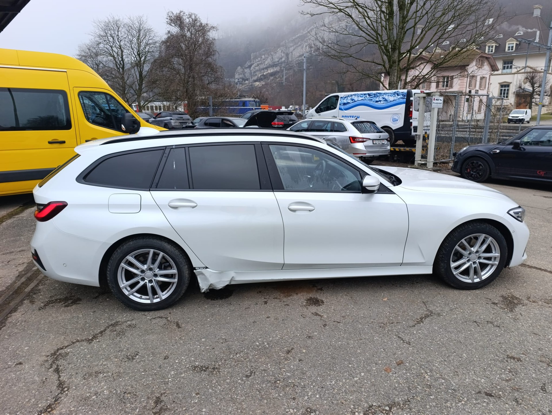 BMW 320d xDrive 48V Touring Steptronic-image-2