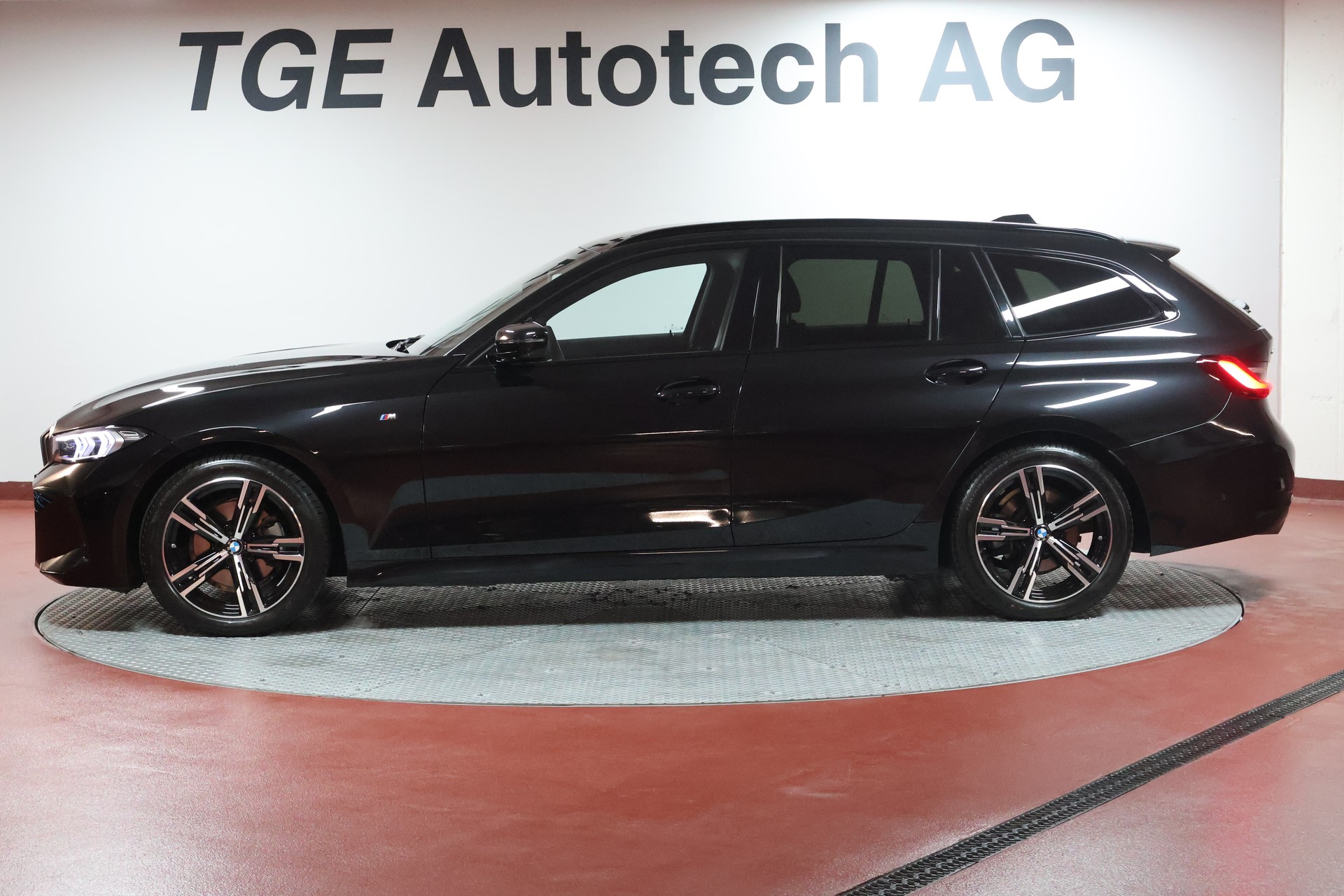 BMW 320d xDrive 48V Touring Steptronic M Sport-image-4