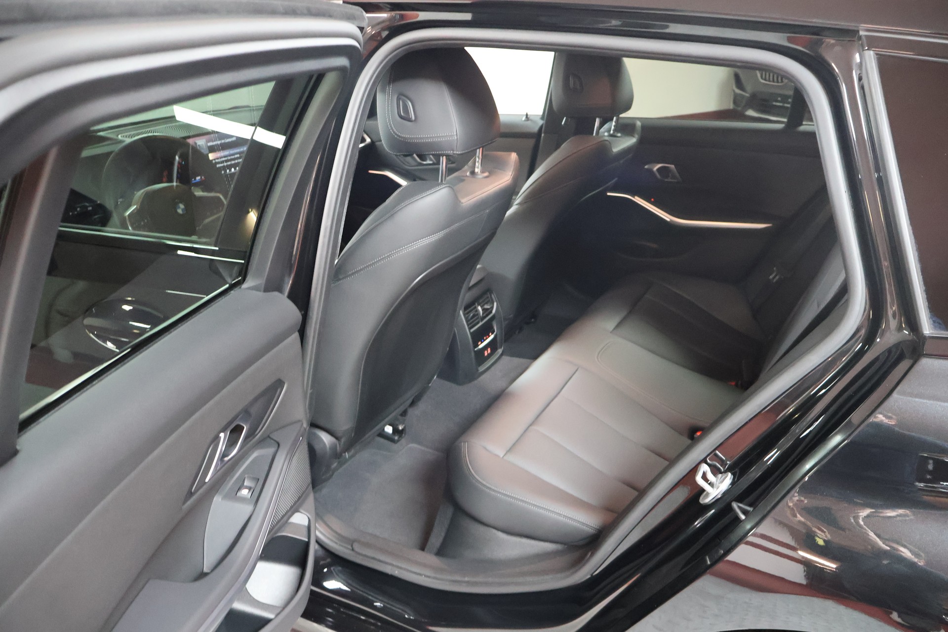 BMW 320d xDrive 48V Touring Steptronic M Sport-image-17
