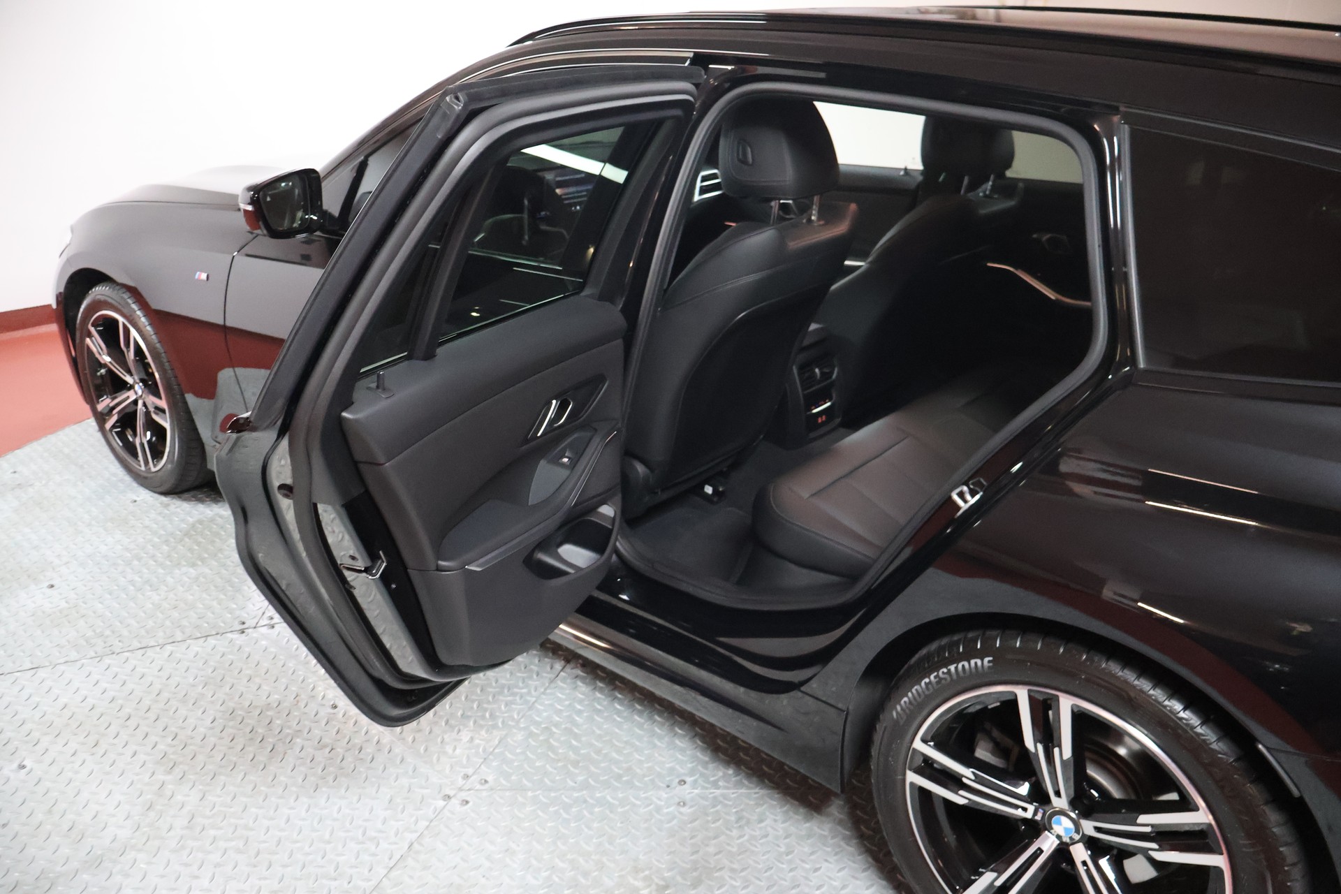 BMW 320d xDrive 48V Touring Steptronic M Sport-image-15