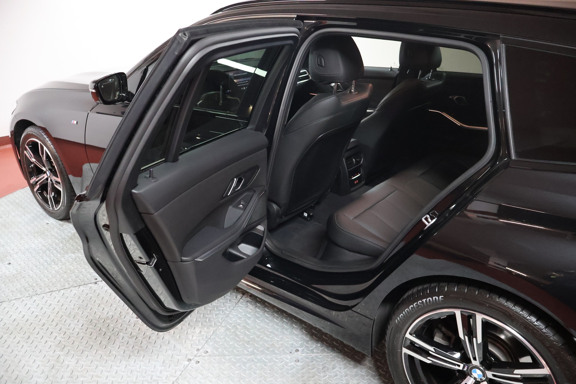 BMW 320d xDrive 48V Touring Steptronic M Sport-image-16