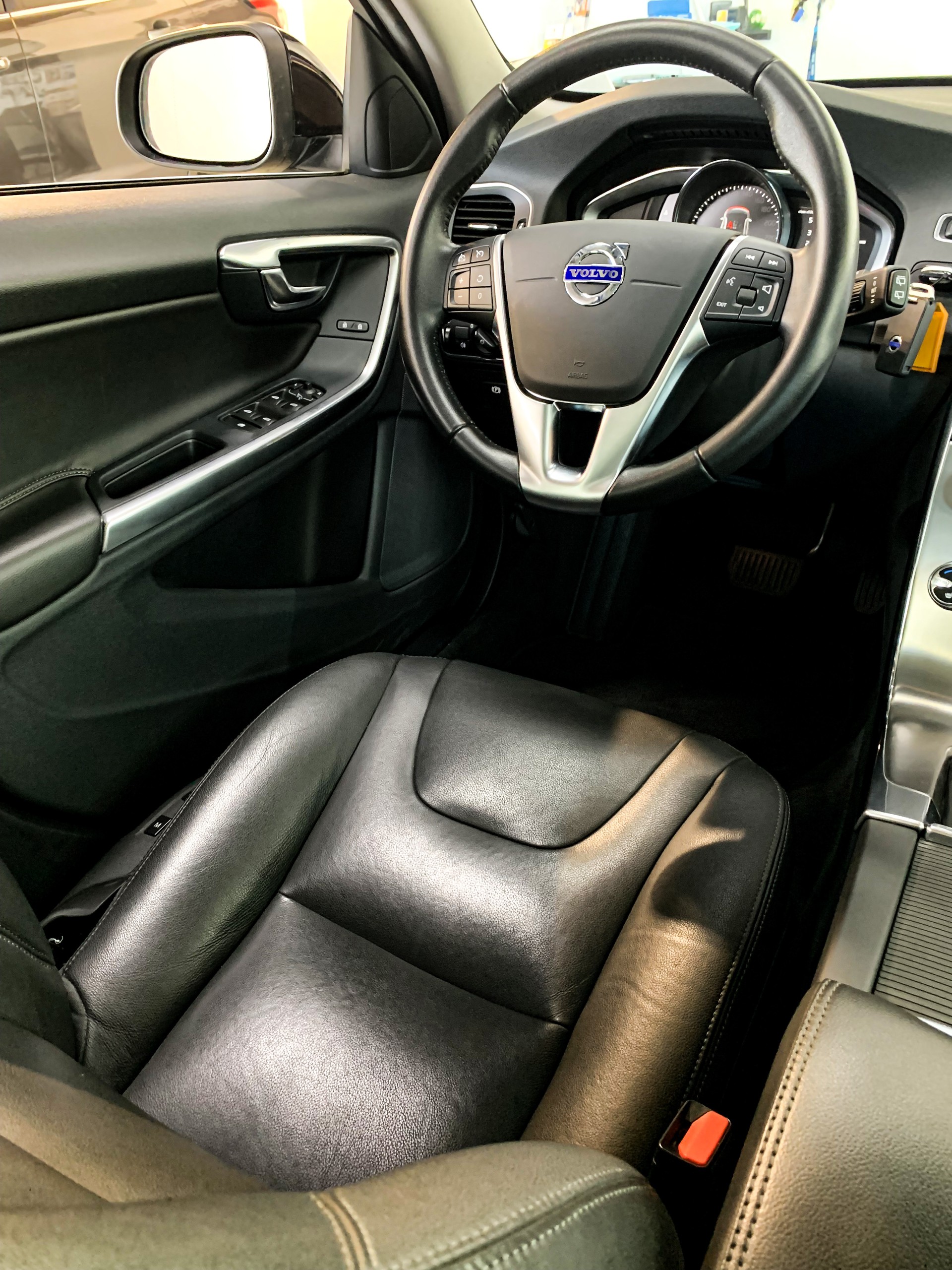 VOLVO V60 D3 Summum Geartronic-image-12