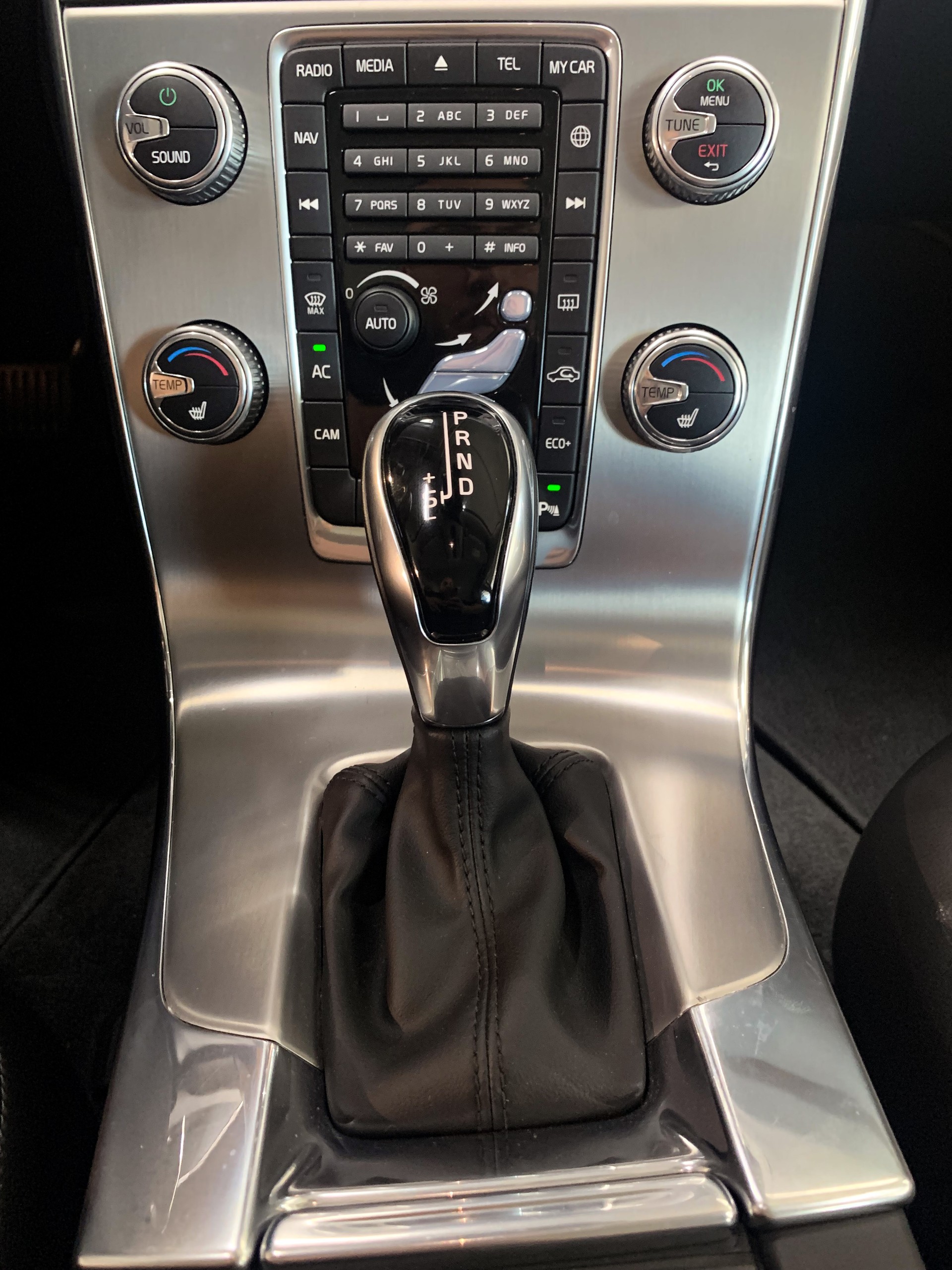 VOLVO V60 D3 Summum Geartronic-image-21