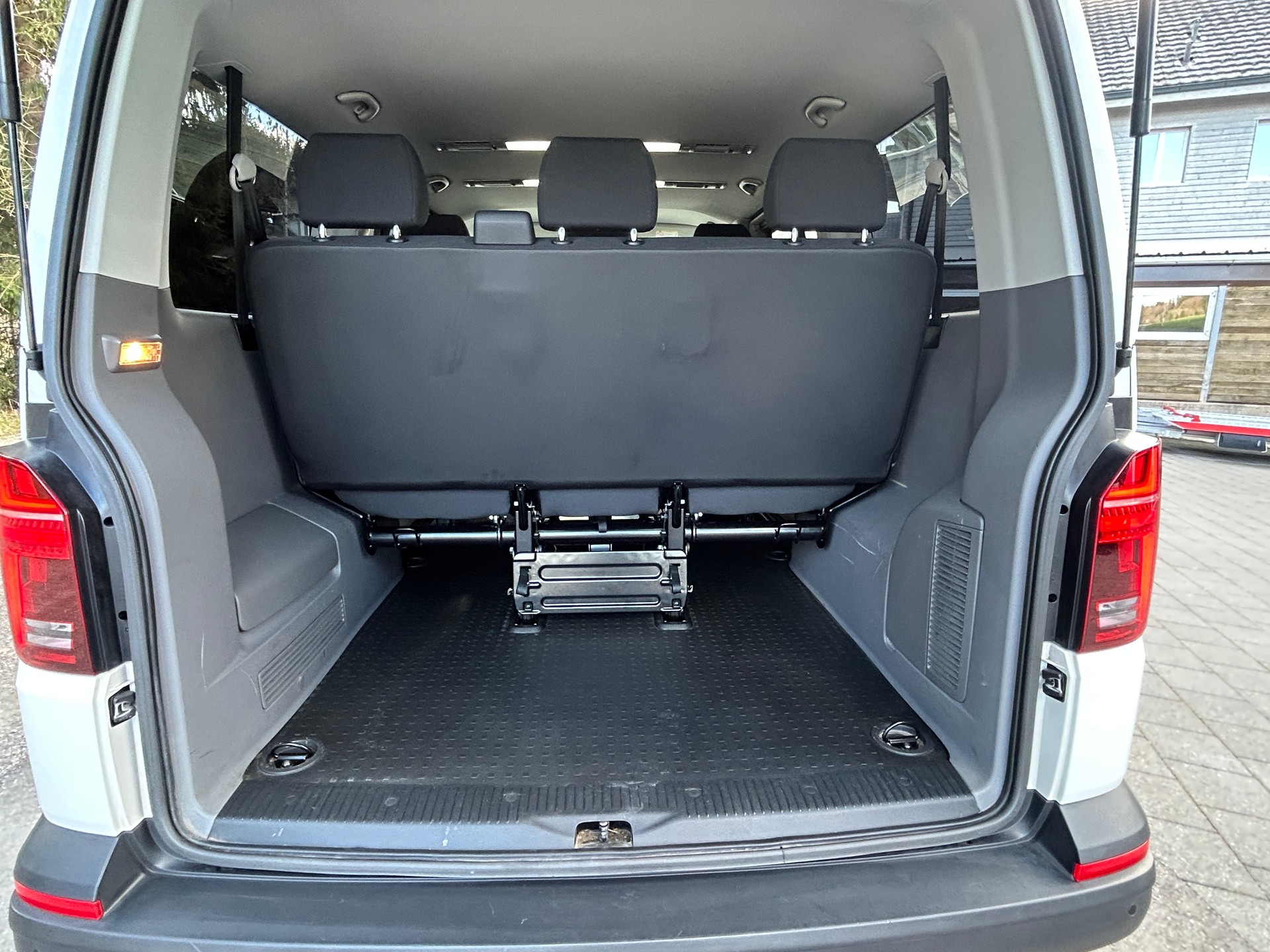 VW T6.1 Caravelle 2.0 TDI Trendline 4Motion-image-14