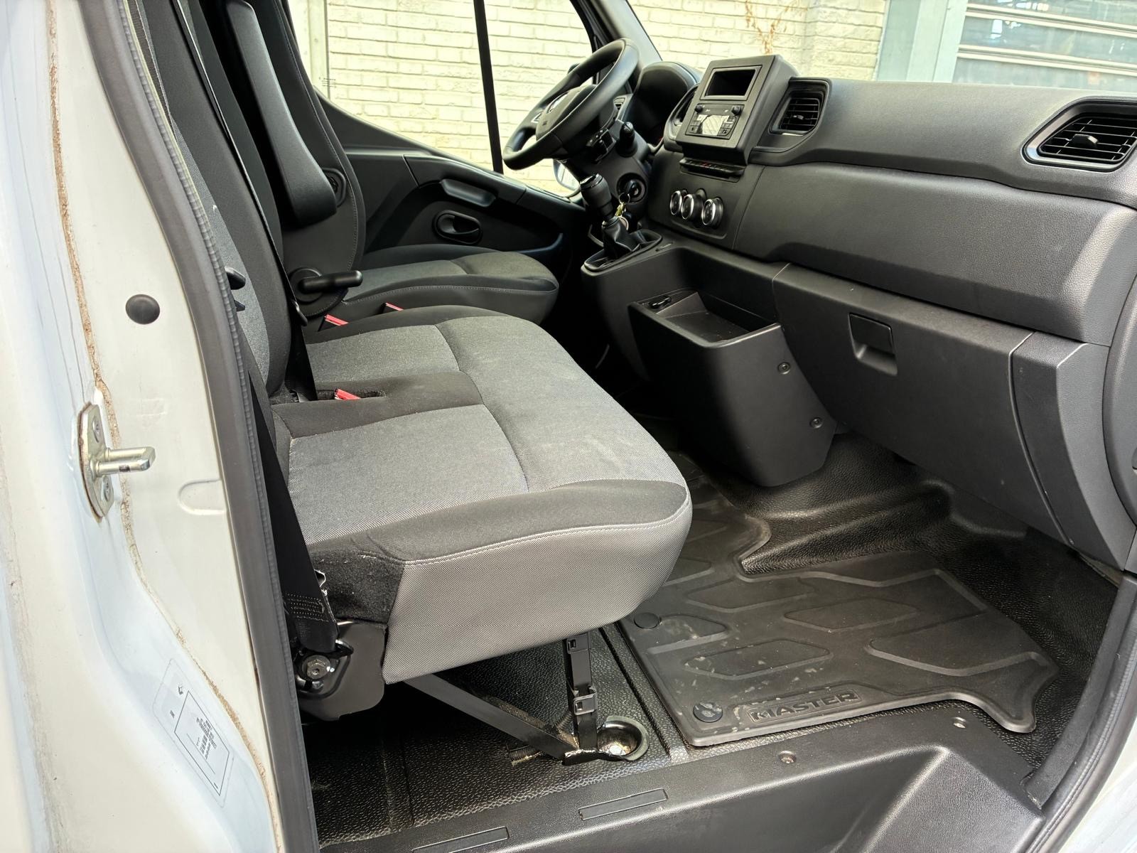 RENAULT Master T35 2.3dCi 135 L2H2-image-3