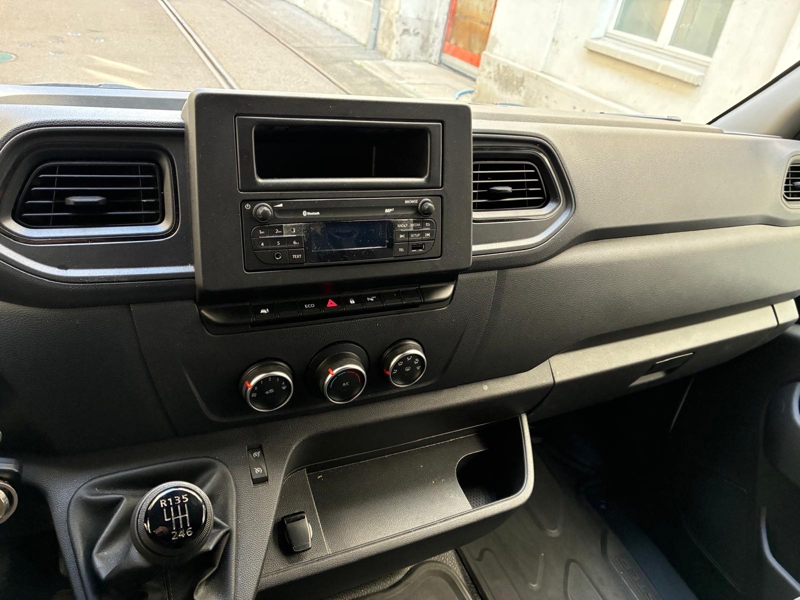 RENAULT Master T35 2.3dCi 135 L2H2-image-12