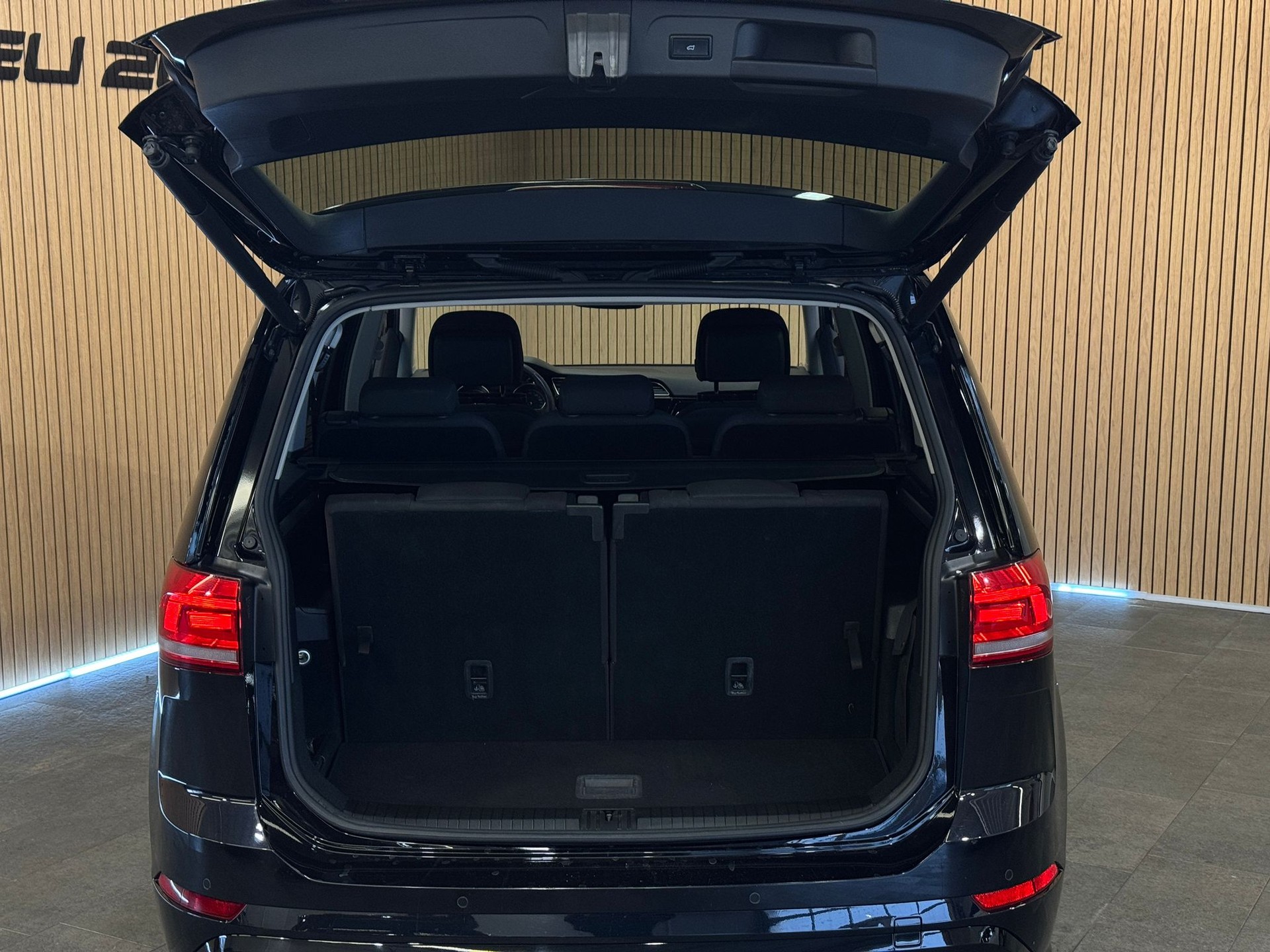 VW Touran 1.8 TSI BlueMotion Technology Highline DSG-image-6