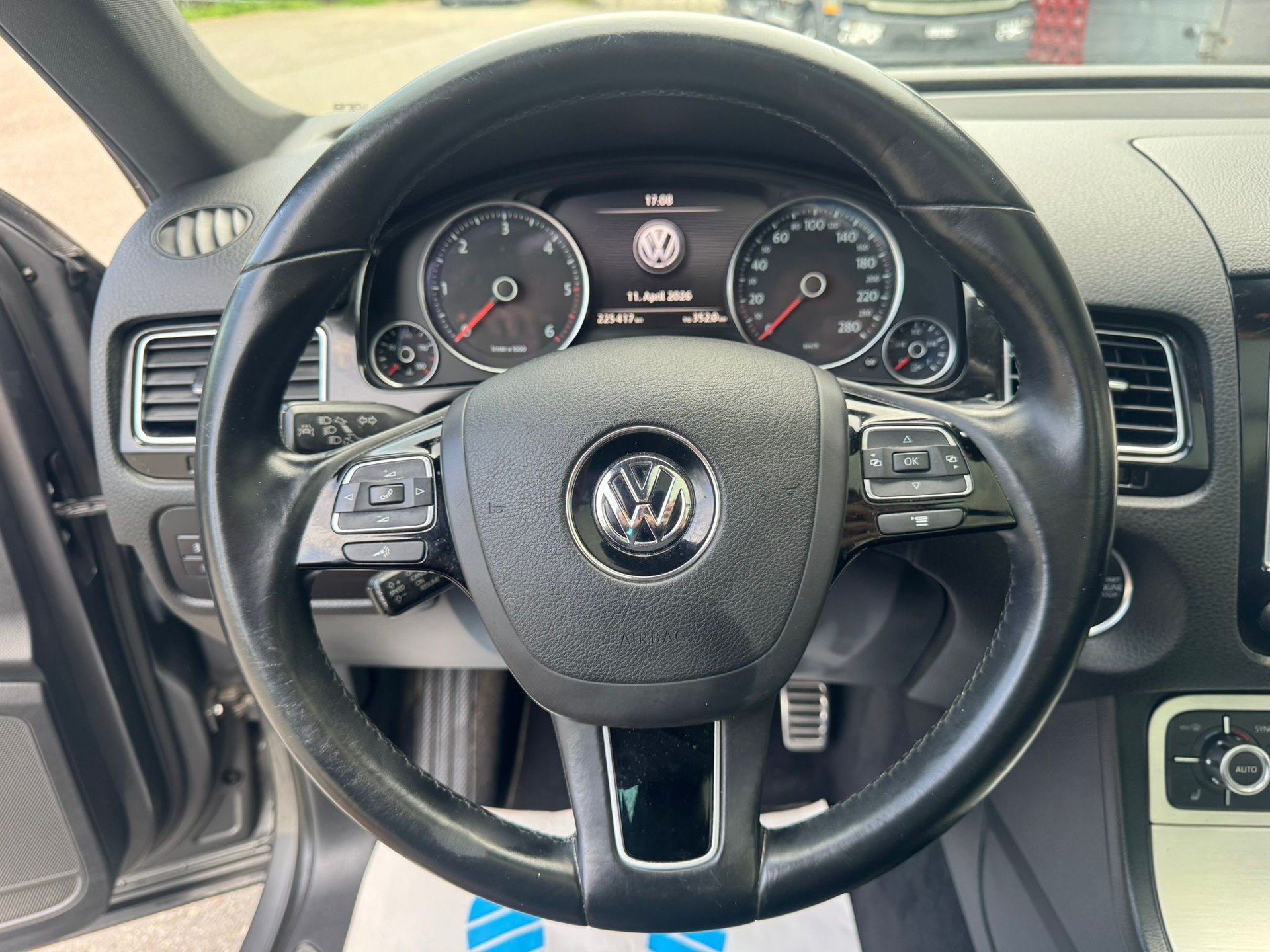 VW Touareg 3.0 TDI BlueMotion Technology Tiptronic-image-20