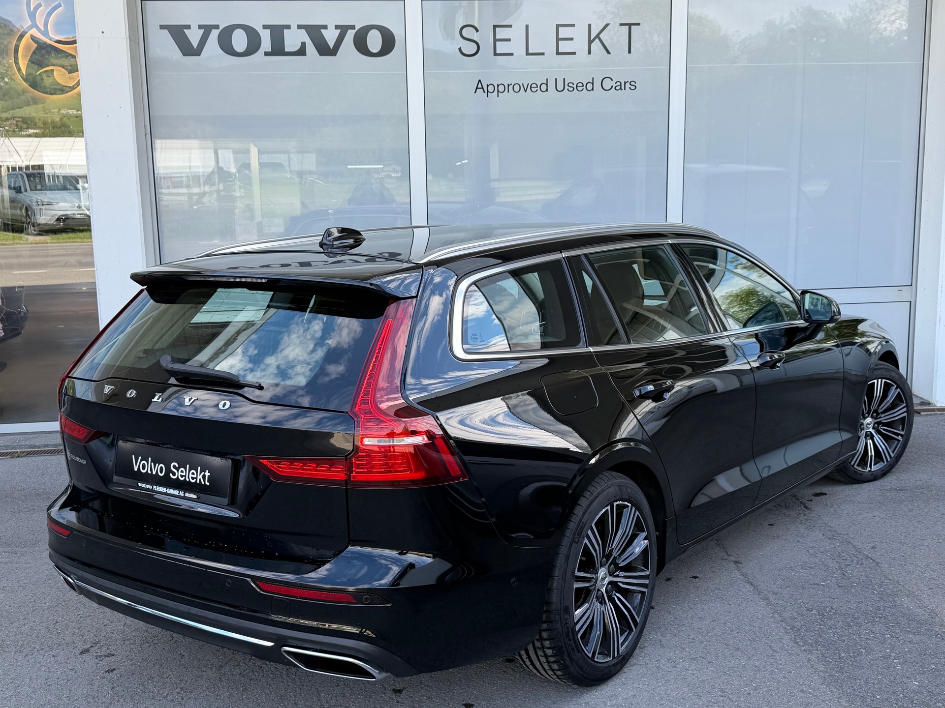 VOLVO V60 T6 eAWD Momentum Geartronic-showroom-element-1