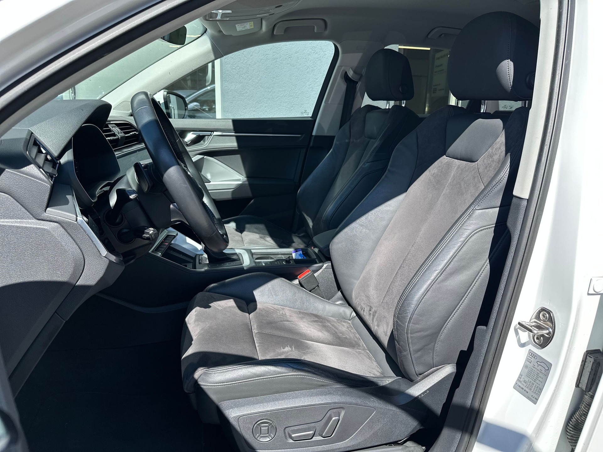 AUDI Q3 40 TFSI quattro S-tronic-image-4