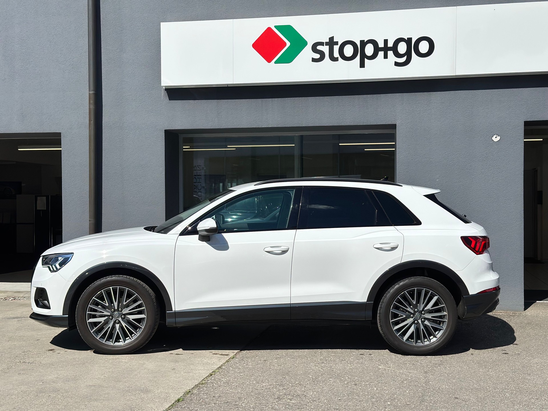 AUDI Q3 40 TFSI quattro S-tronic-image-2
