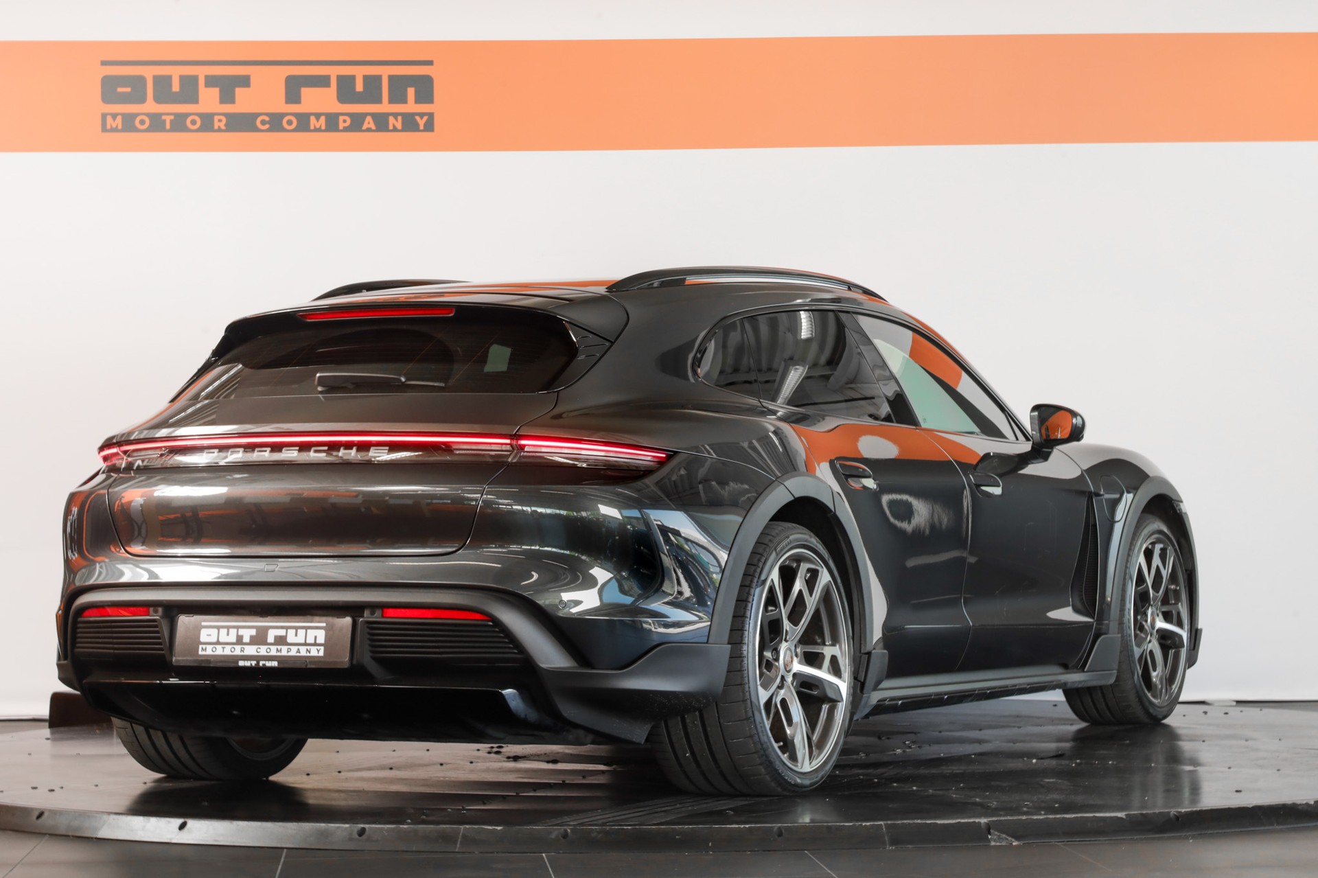 PORSCHE Taycan 4S Cross Turismo-image-5
