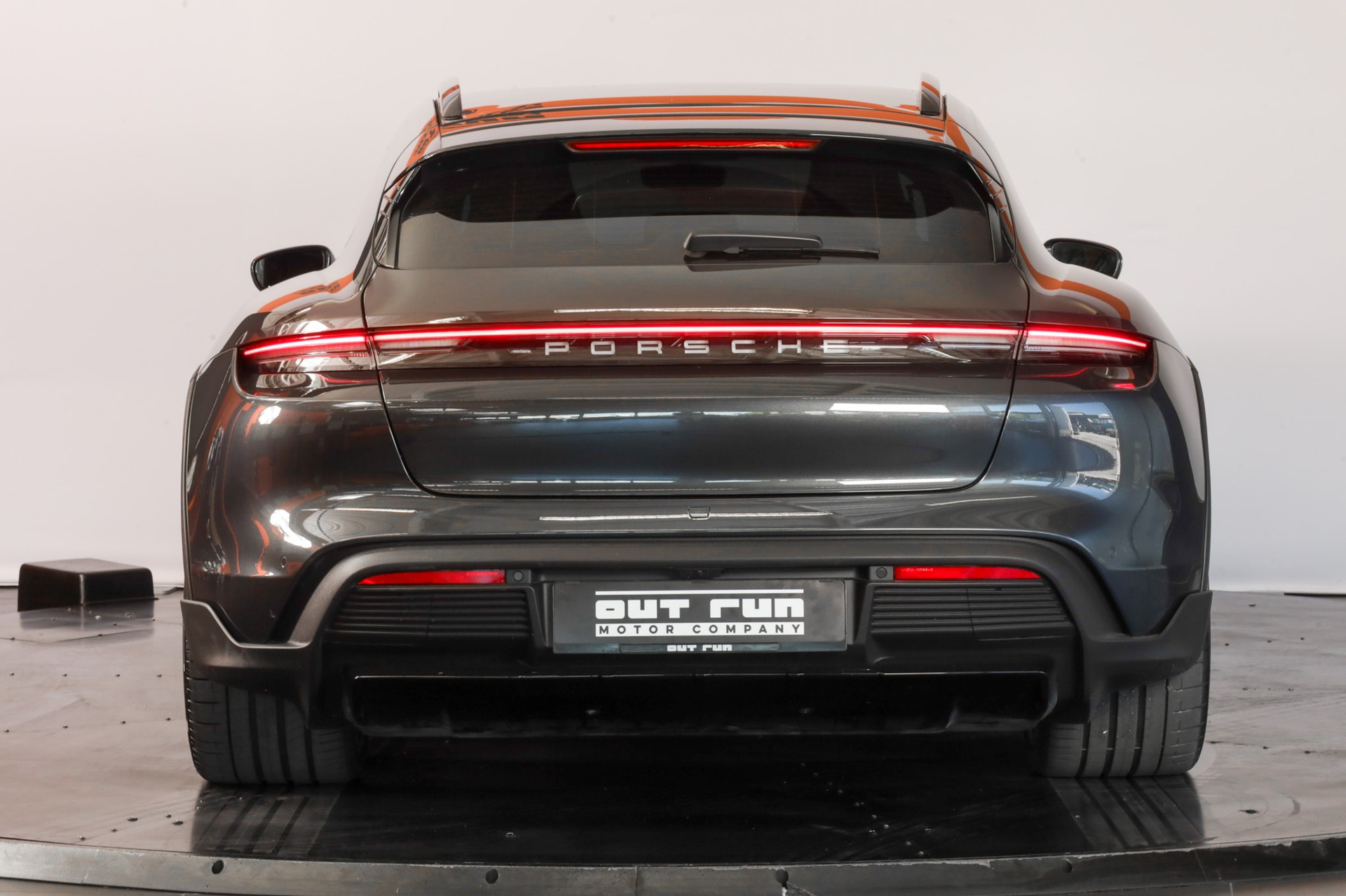 PORSCHE Taycan 4S Cross Turismo-showroom-element-3