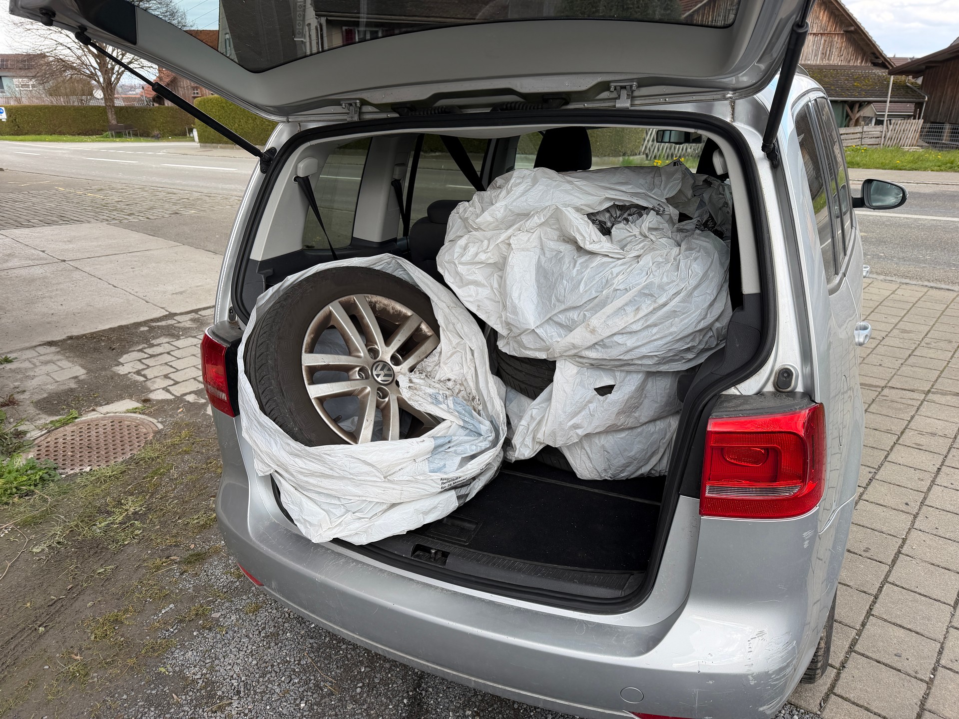 VW CrossTouran 1.6 TDI-image-11