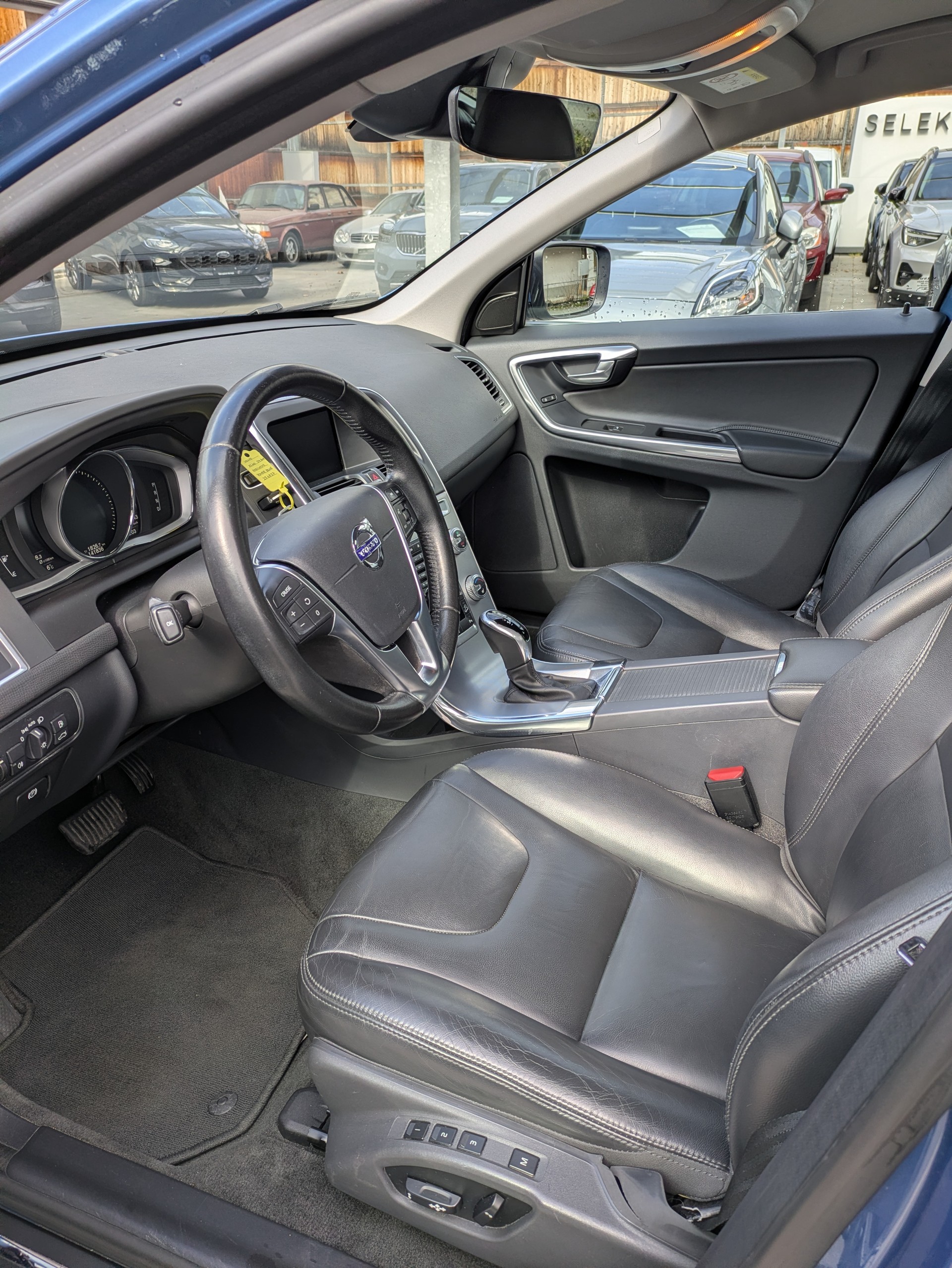 VOLVO XC60 2.4 D4 Summum AWD S/S-image-9