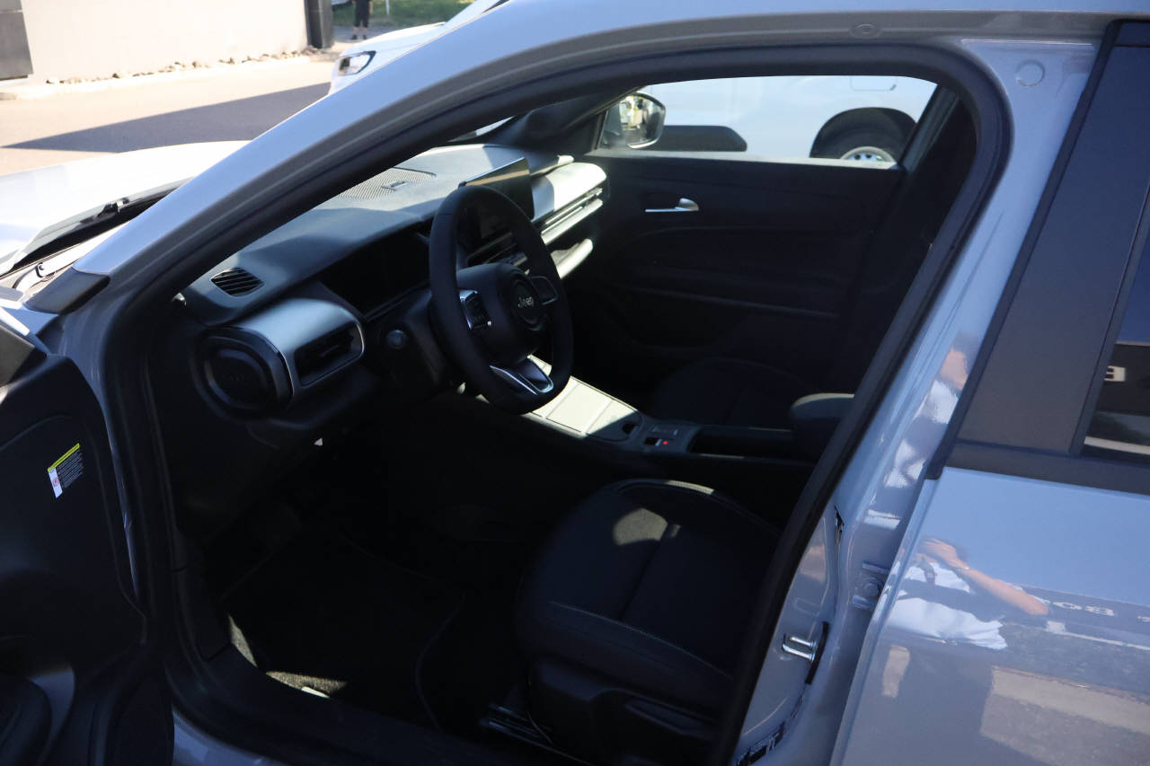 JEEP Avenger 1.2 MHEV Black Edition-image-12
