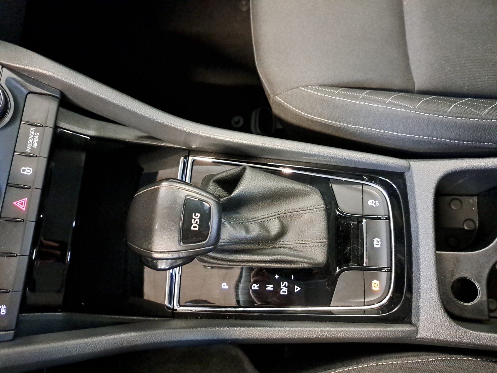 SKODA Karoq 1.5 TSI Ambition DSG-image-12