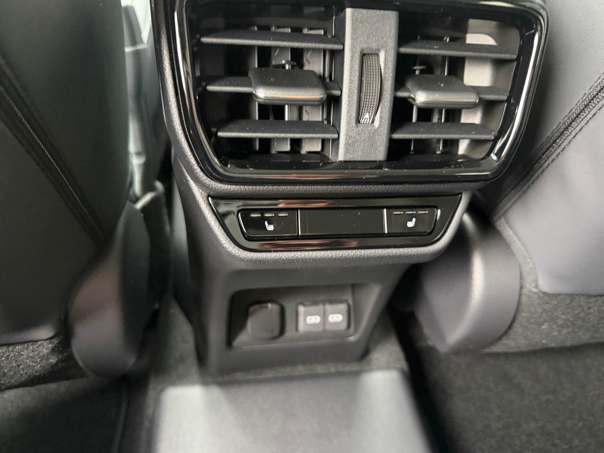 LEXUS NX 450h+ E-FOUR Comfort-image-9