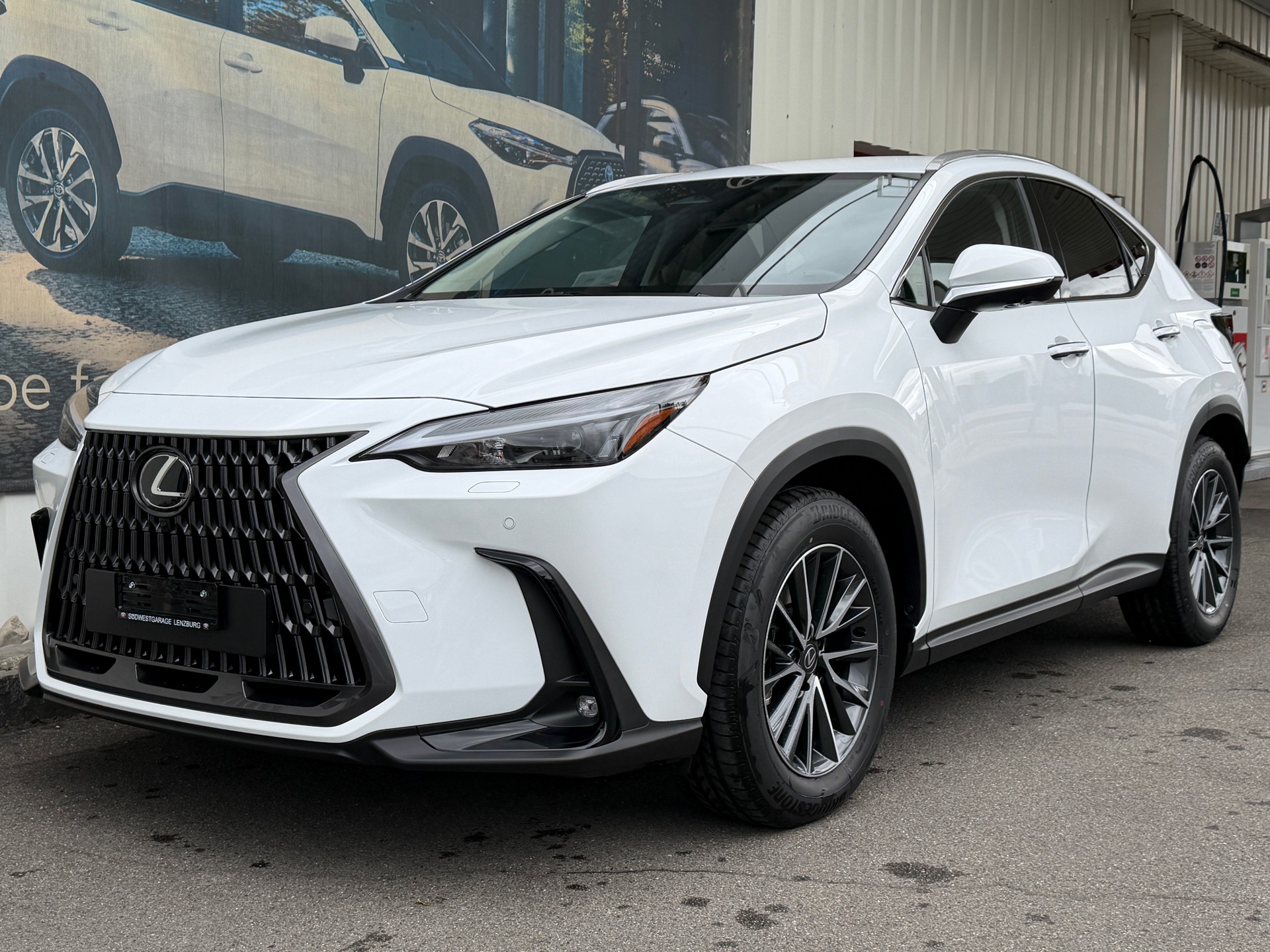 LEXUS NX 450h+ E-FOUR Comfort-image-2