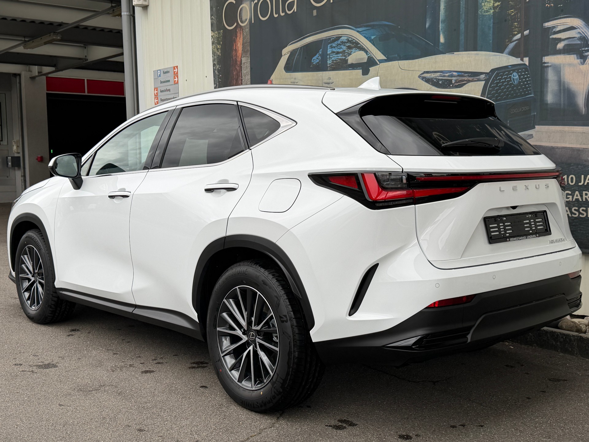 LEXUS NX 450h+ E-FOUR Comfort-image-4