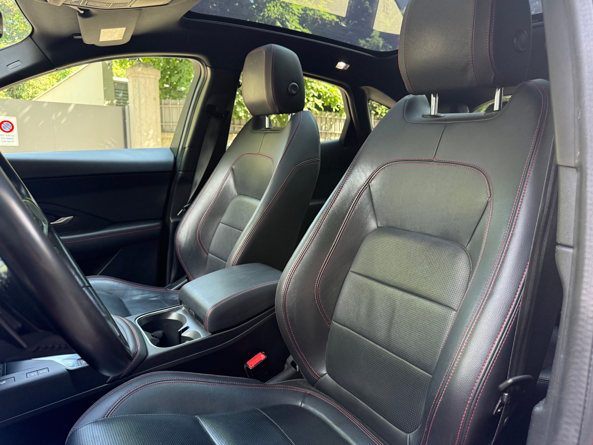 JAGUAR E-Pace 2.0 T 200 Chequered Flag AWD-image-5
