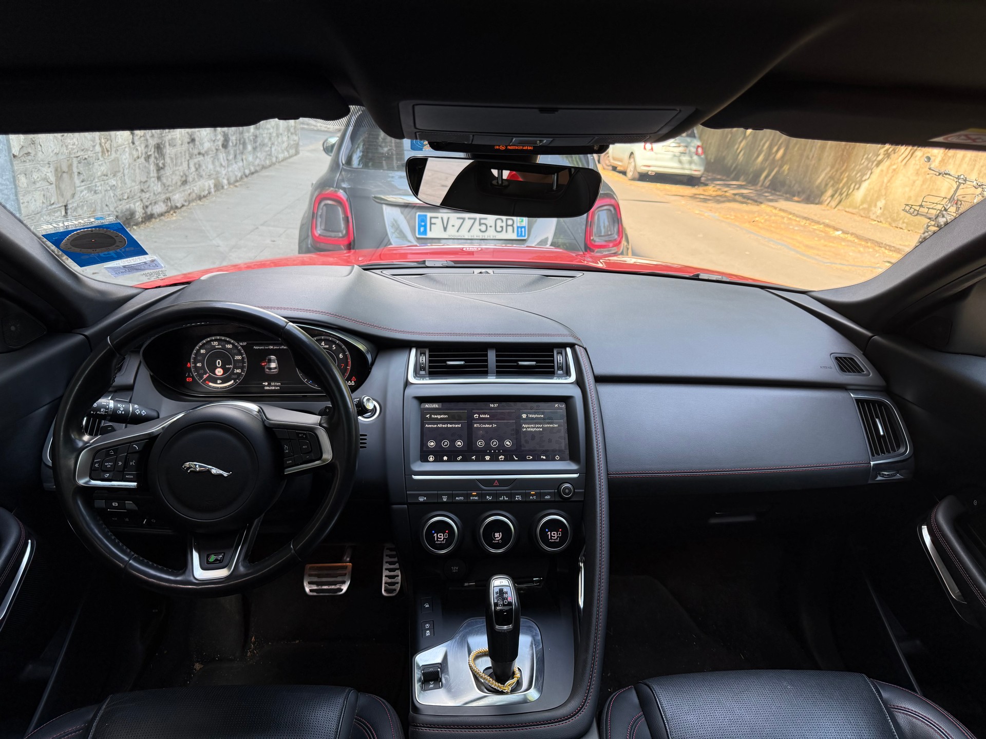 JAGUAR E-Pace 2.0 T 200 Chequered Flag AWD-image-3