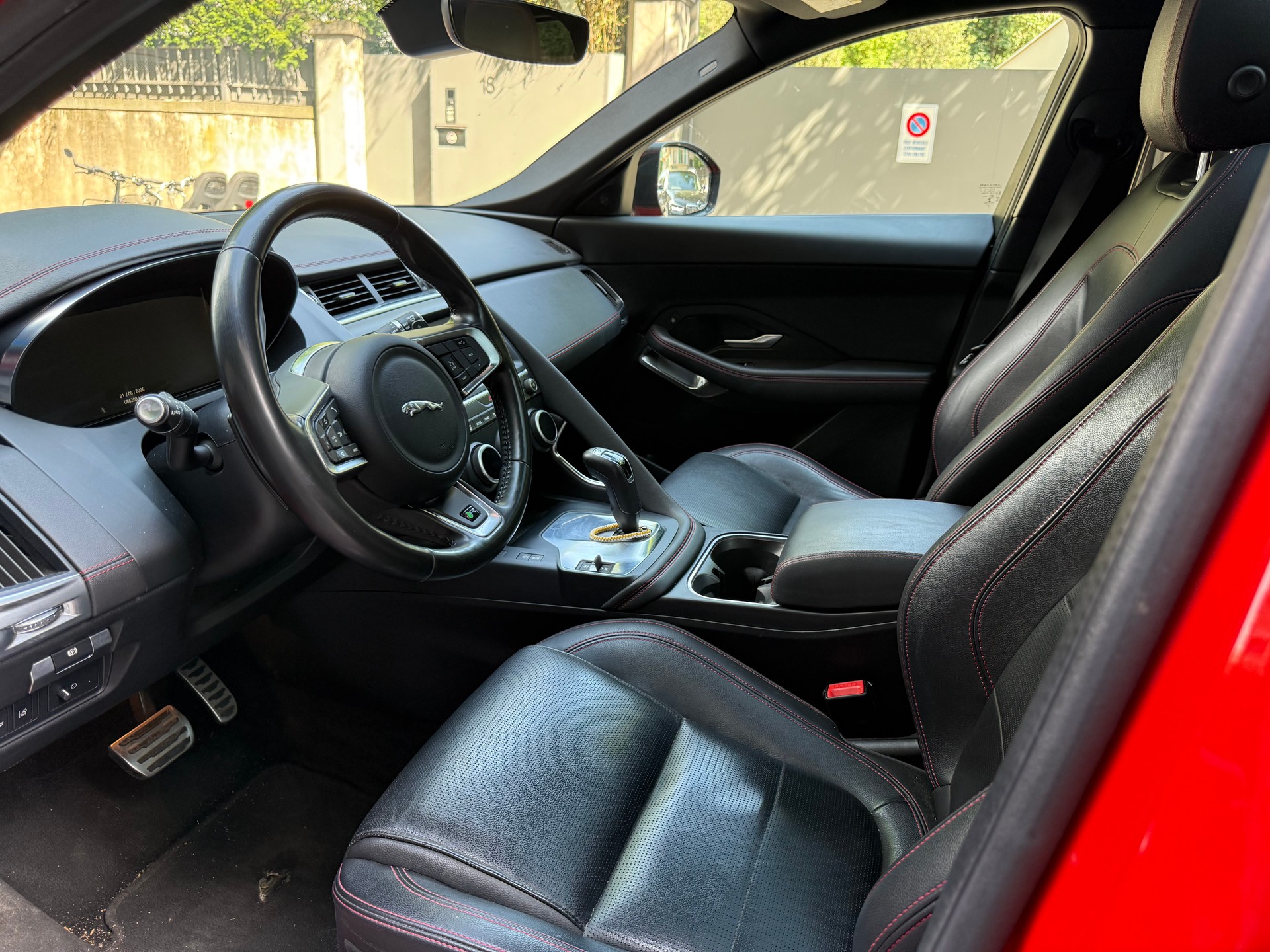 JAGUAR E-Pace 2.0 T 200 Chequered Flag AWD-image-4