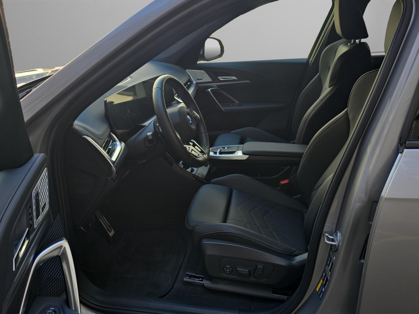 BMW iX1 30 xDrive M-Sport Paket-image-11
