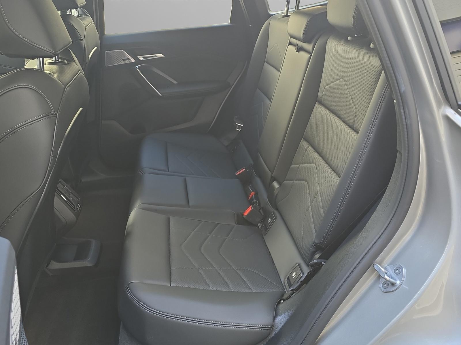 BMW iX1 30 xDrive M-Sport Paket-image-18