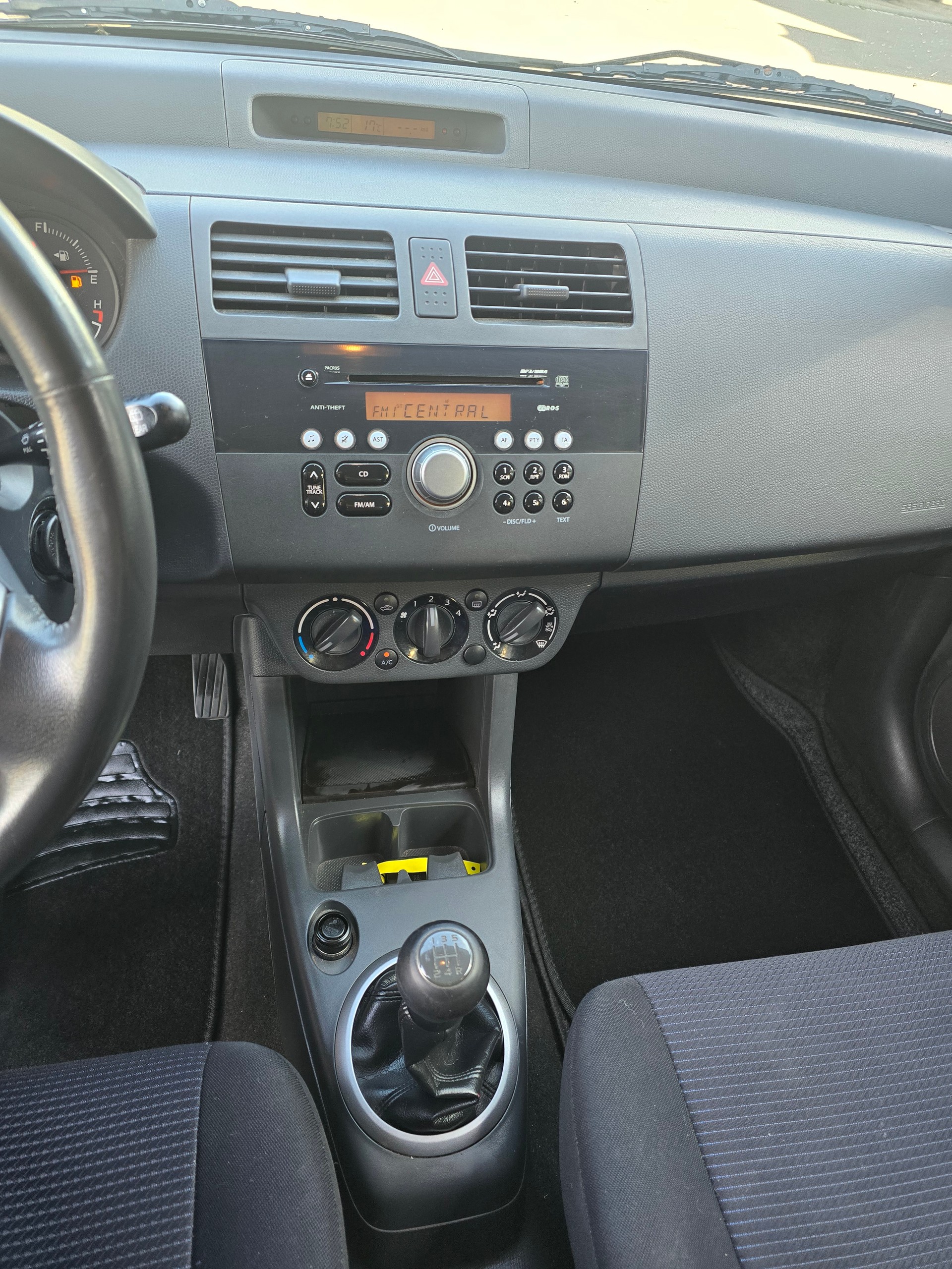 SUZUKI Swift 1.3i 16V GL Top 4x4-image-9