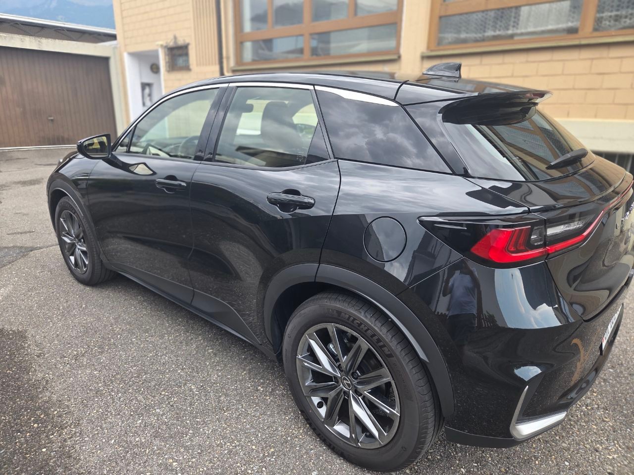 LEXUS 1.5 LBX Hybrid Elegant-image-5