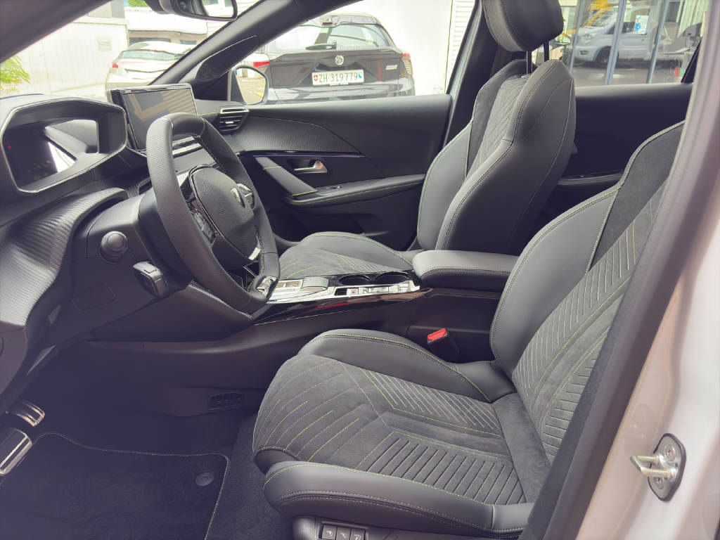 PEUGEOT 208 e-GT-image-4