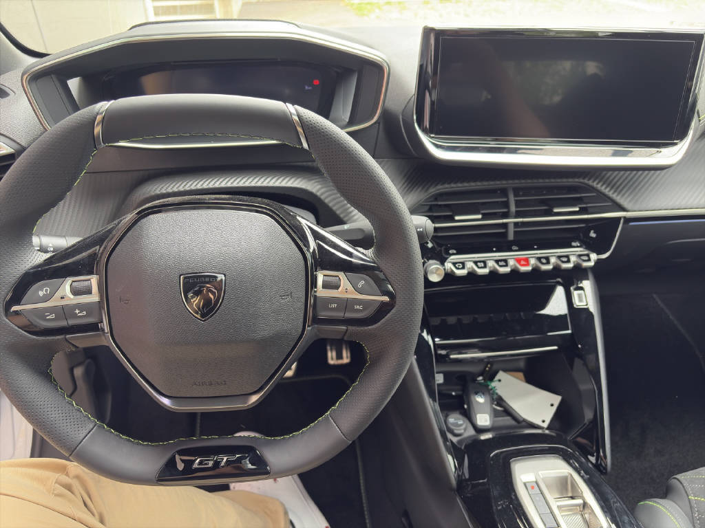 PEUGEOT 208 e-GT-image-5