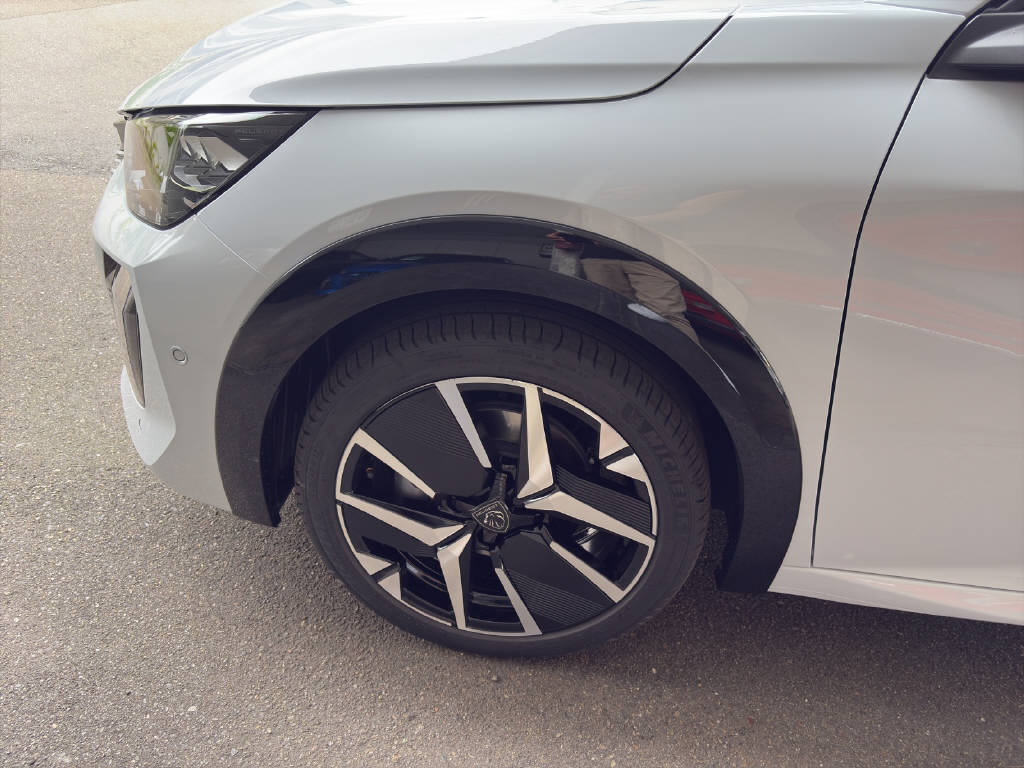PEUGEOT 208 e-GT-image-9