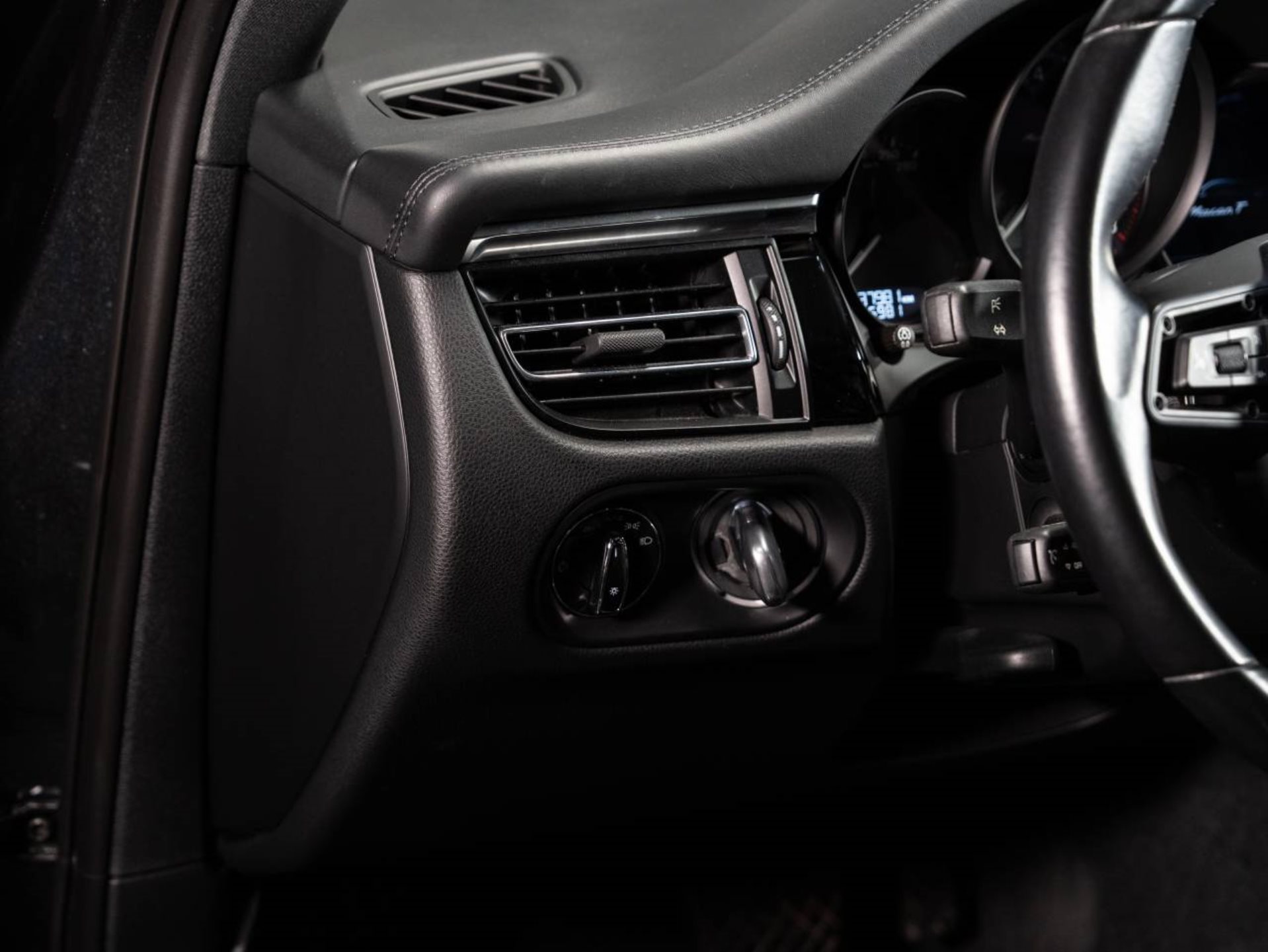 PORSCHE Macan T (MY23)-image-11