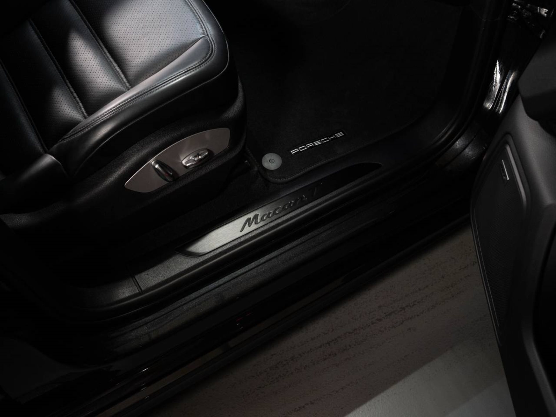 PORSCHE Macan T (MY23)-image-18