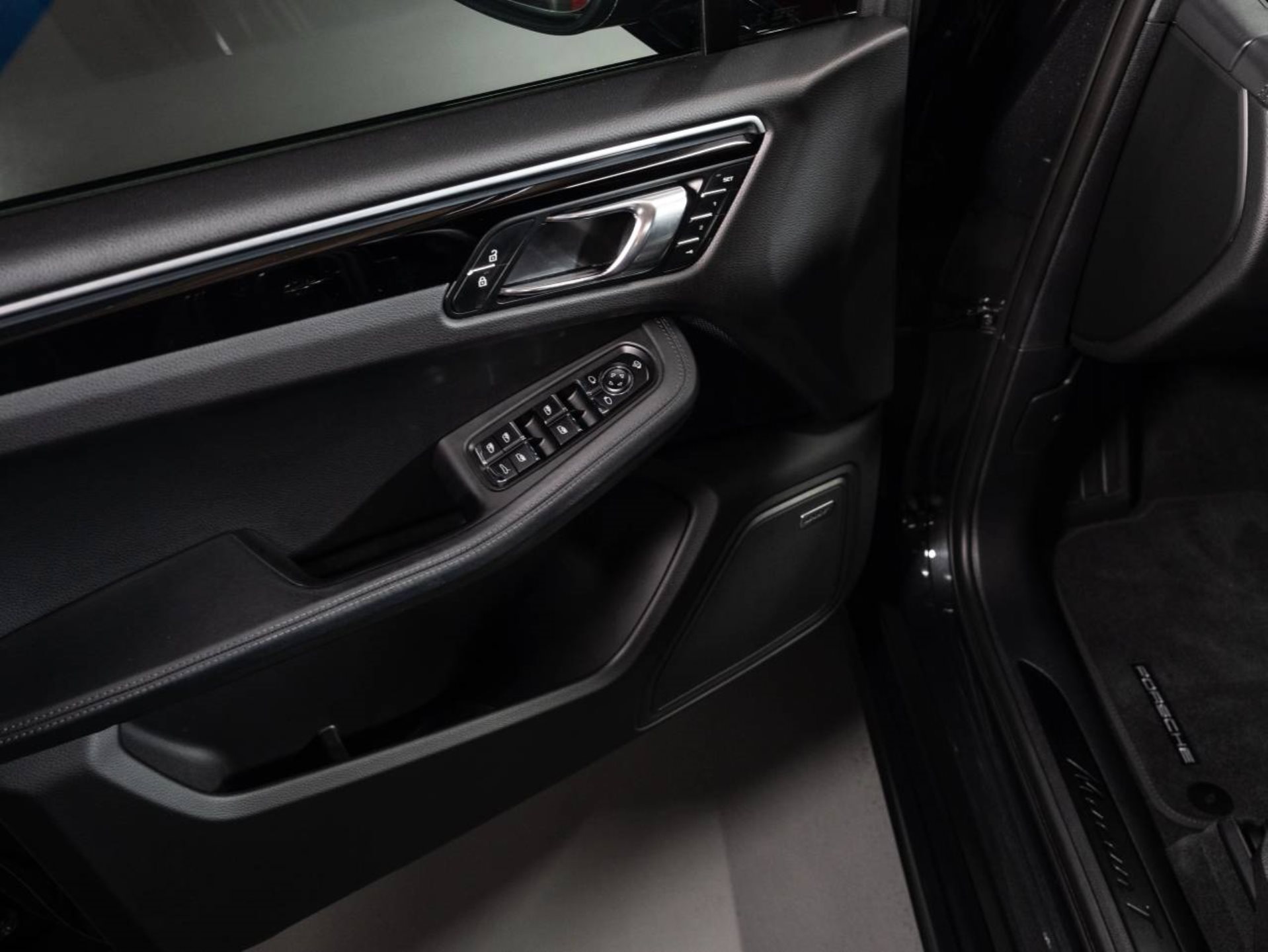 PORSCHE Macan T (MY23)-image-16