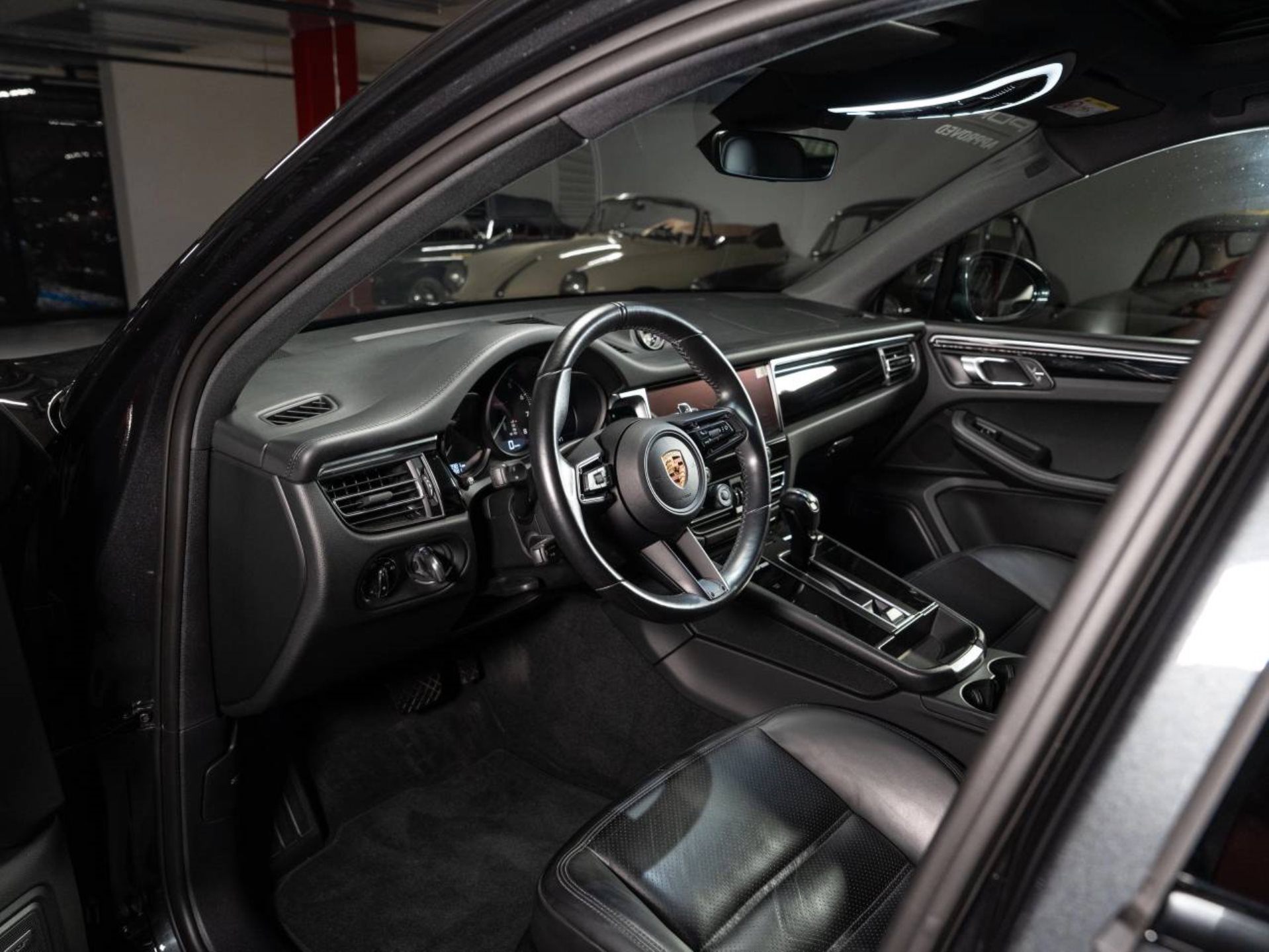 PORSCHE Macan T (MY23)-image-3
