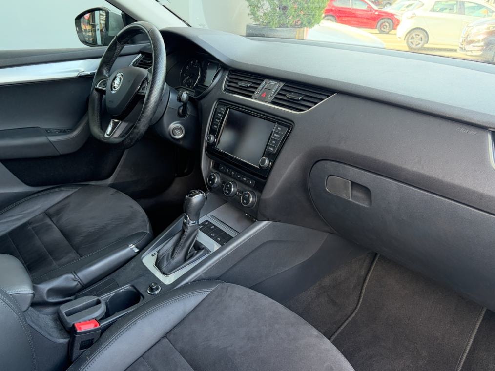 SKODA Octavia Combi 1.8 TSI Elegance DSG-image-6
