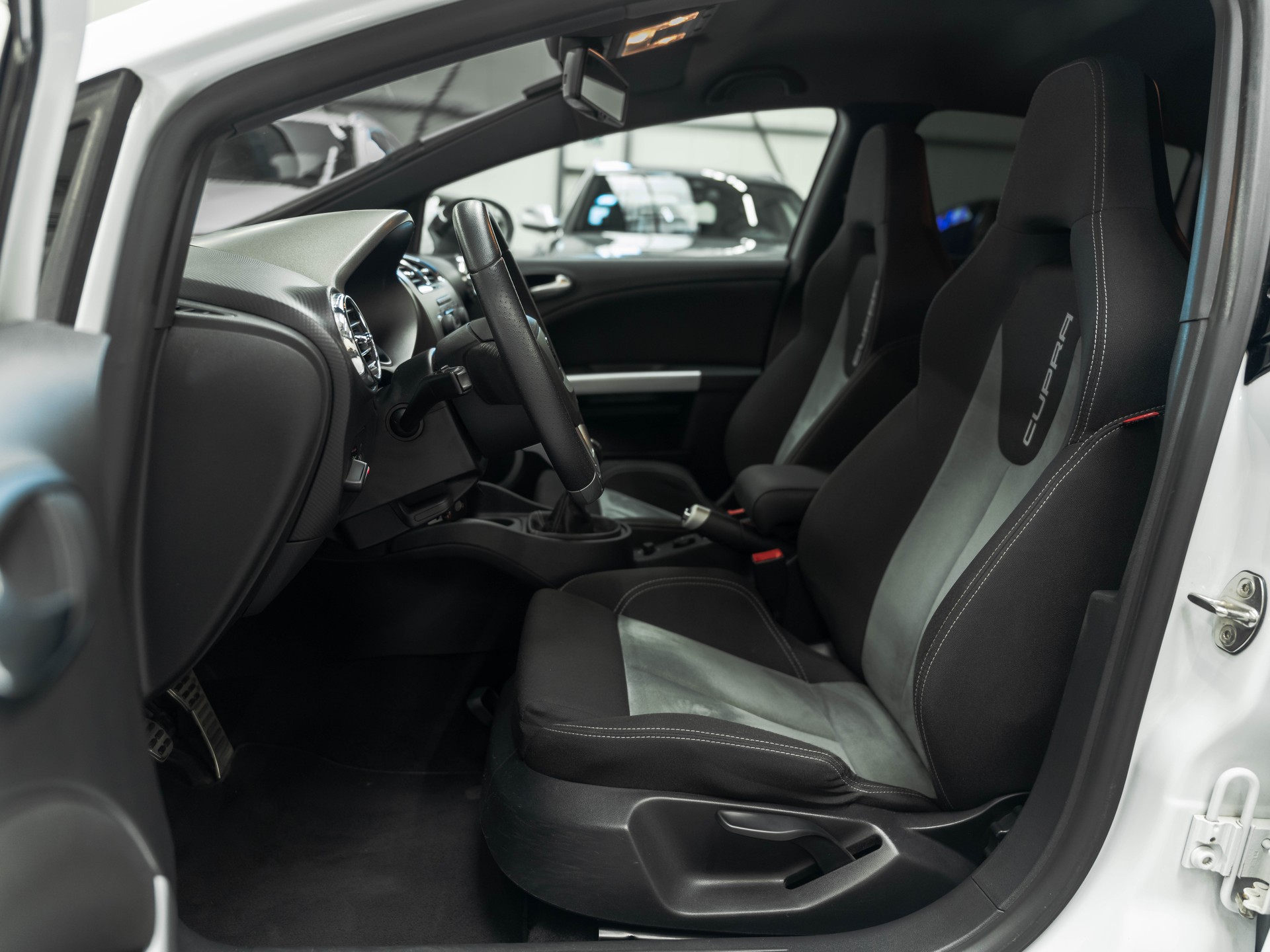 SEAT Leon 2.0 TSI Cupra R-image-8