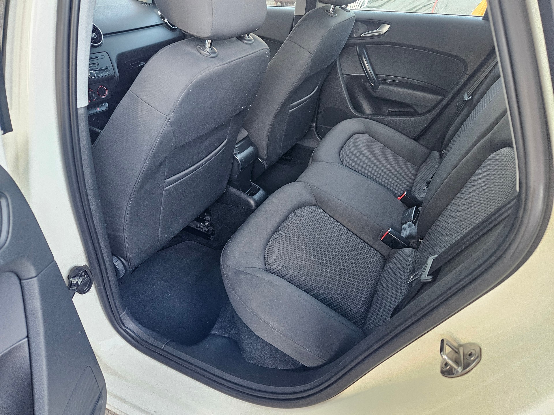 AUDI A1 Sportback 1.6 TDI Start-image-9
