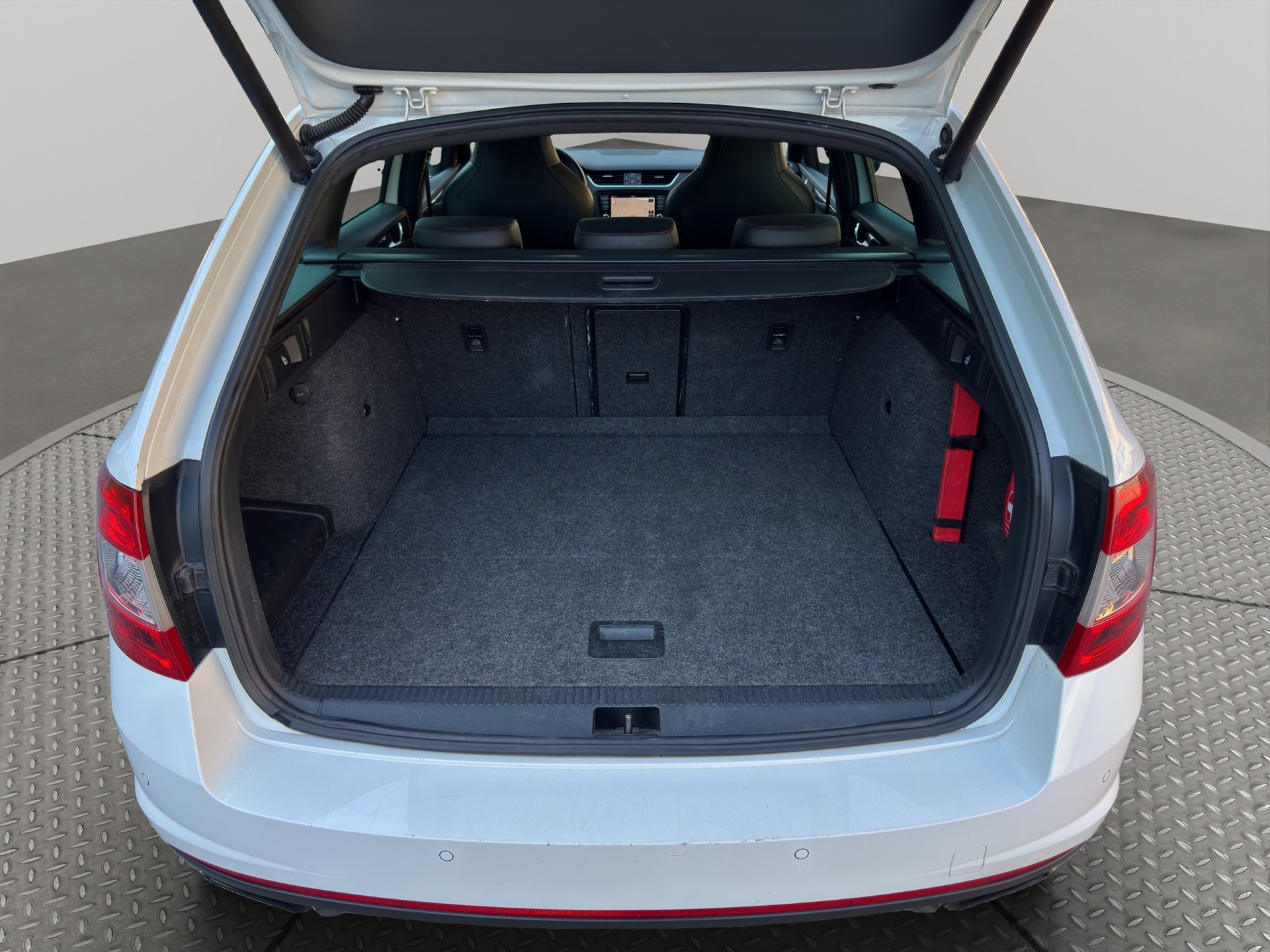 SKODA Octavia Combi 2.0 TSI RS DSG-image-5