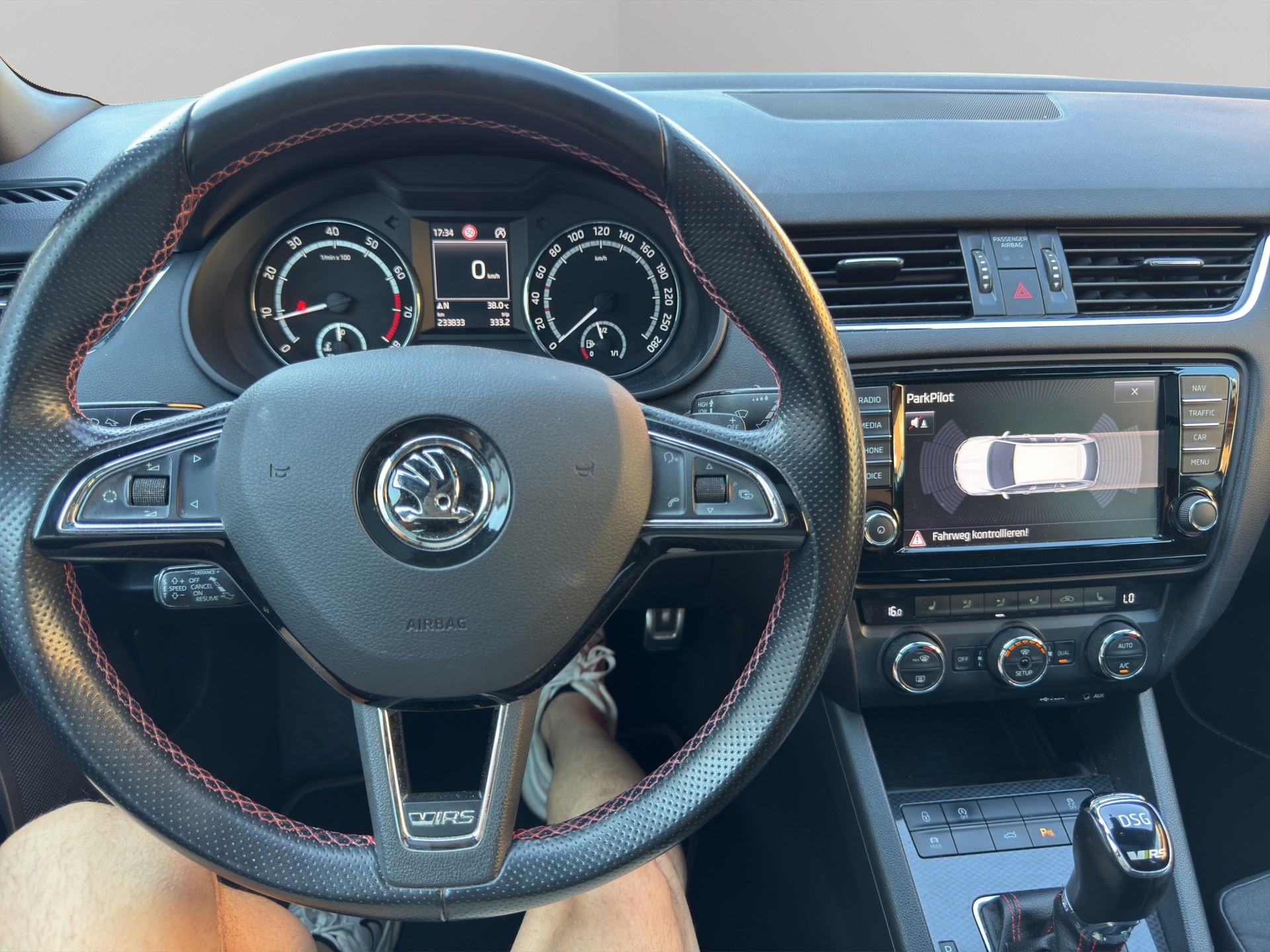 SKODA Octavia Combi 2.0 TSI RS DSG-image-12