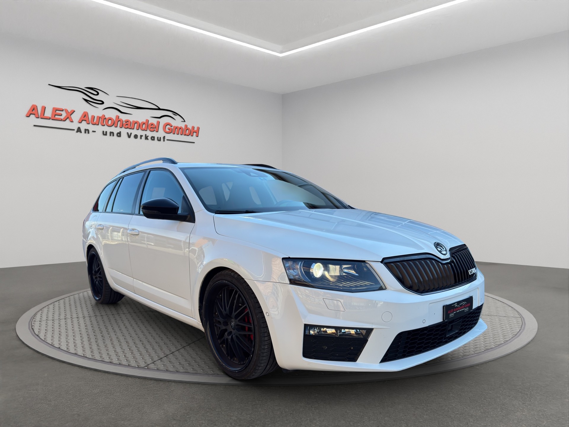SKODA Octavia Combi 2.0 TSI RS DSG-image-8